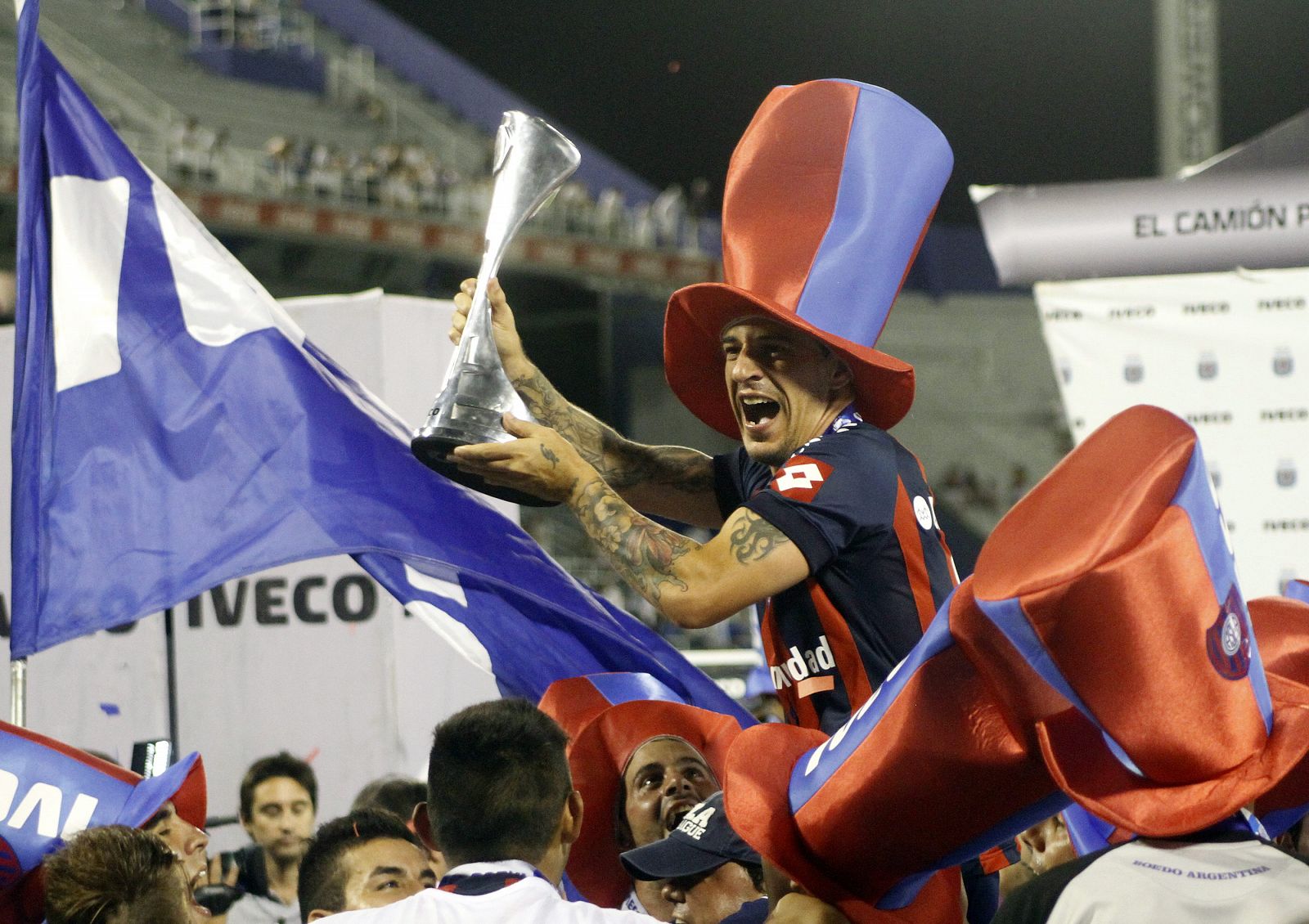 Leandro Romagnol, capitán de San Lorenzo de Almagro, celebra al coronarse campeón.