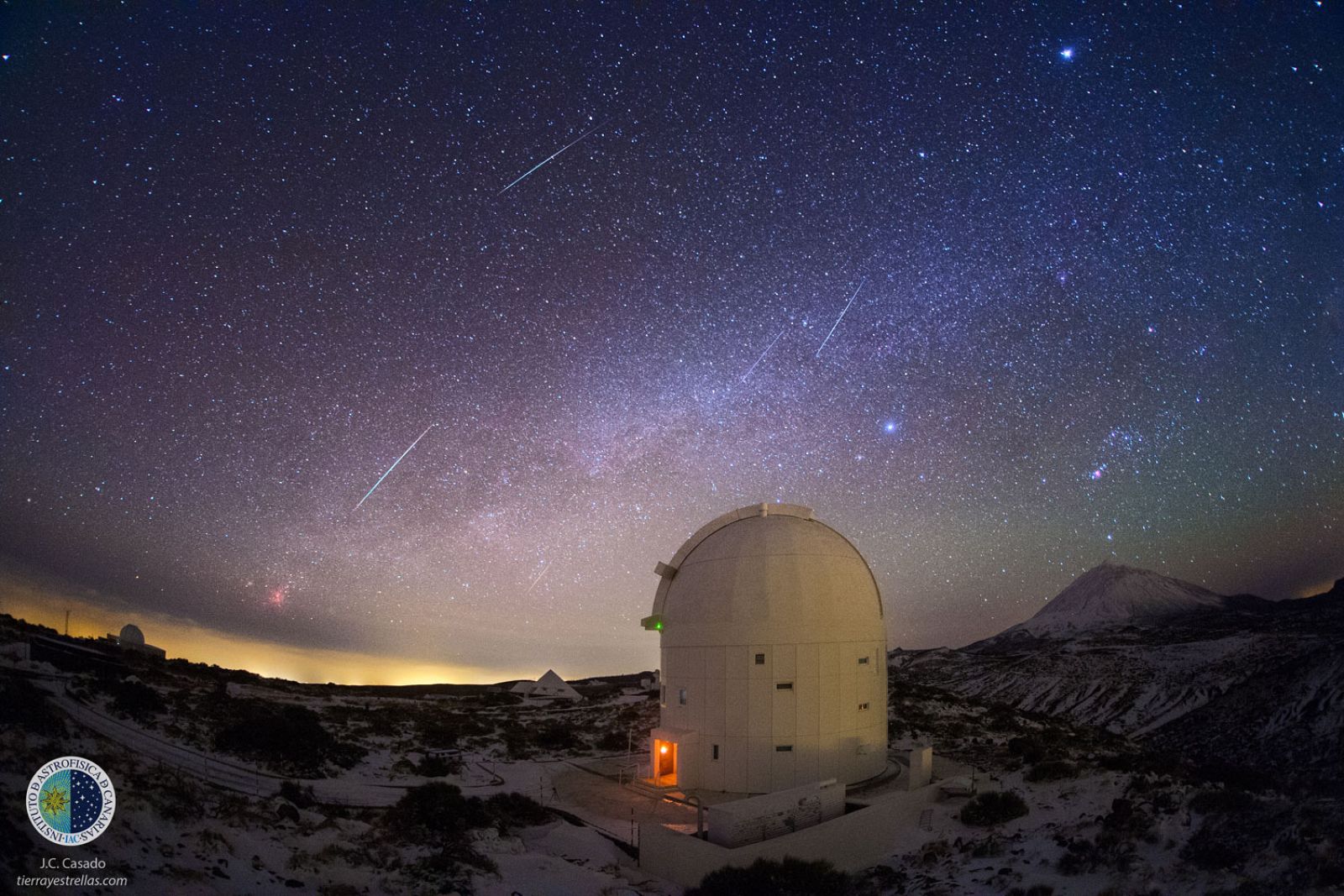 Imagen de varios trazos de Gemínidas (meteoros) observada desde el Observatorio del Teide.