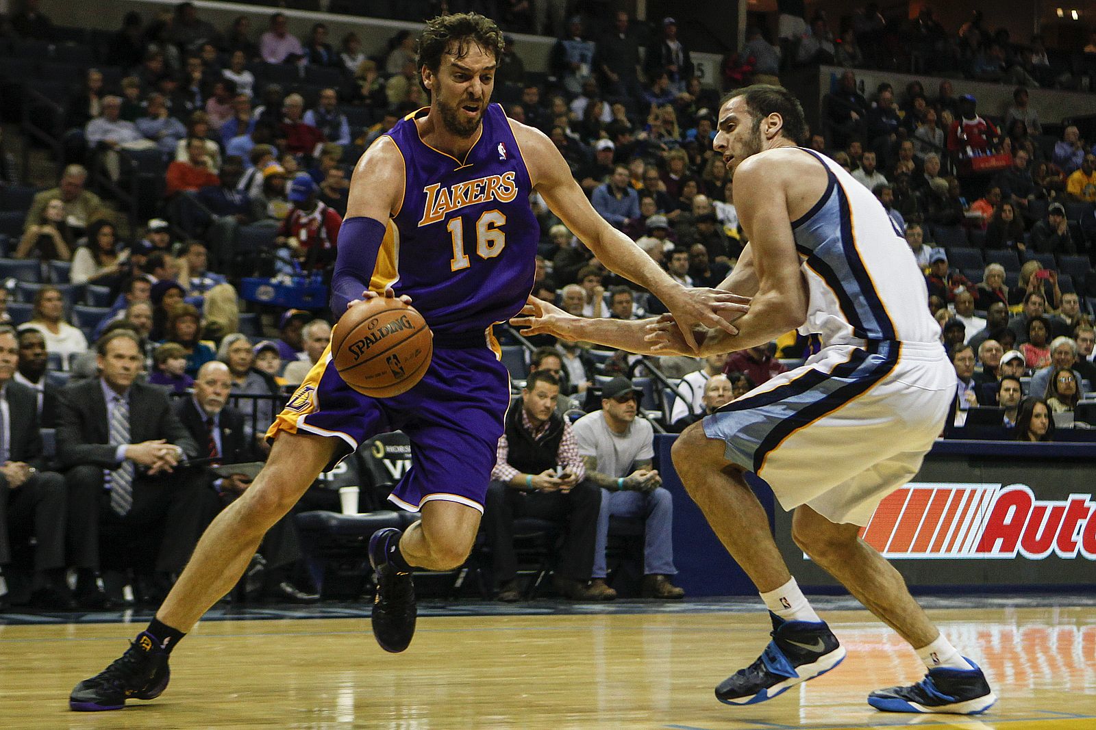 Pau Gasol (i) de los Lakers ante los Kosta Koufos (d) de los Grizzlies