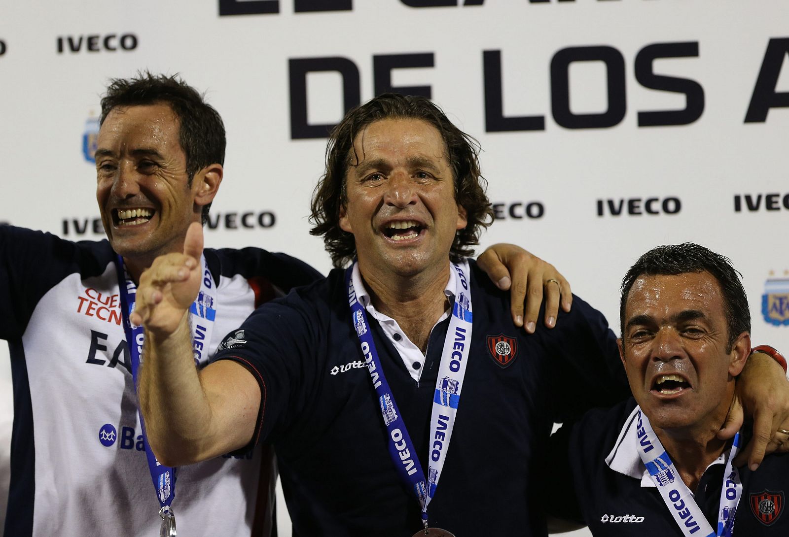 Juan Antonio Pizzi (c), entrenador de San Lorenzo de Almagro, celebra con miembros de su cuerpo técnico al coronarse campeón