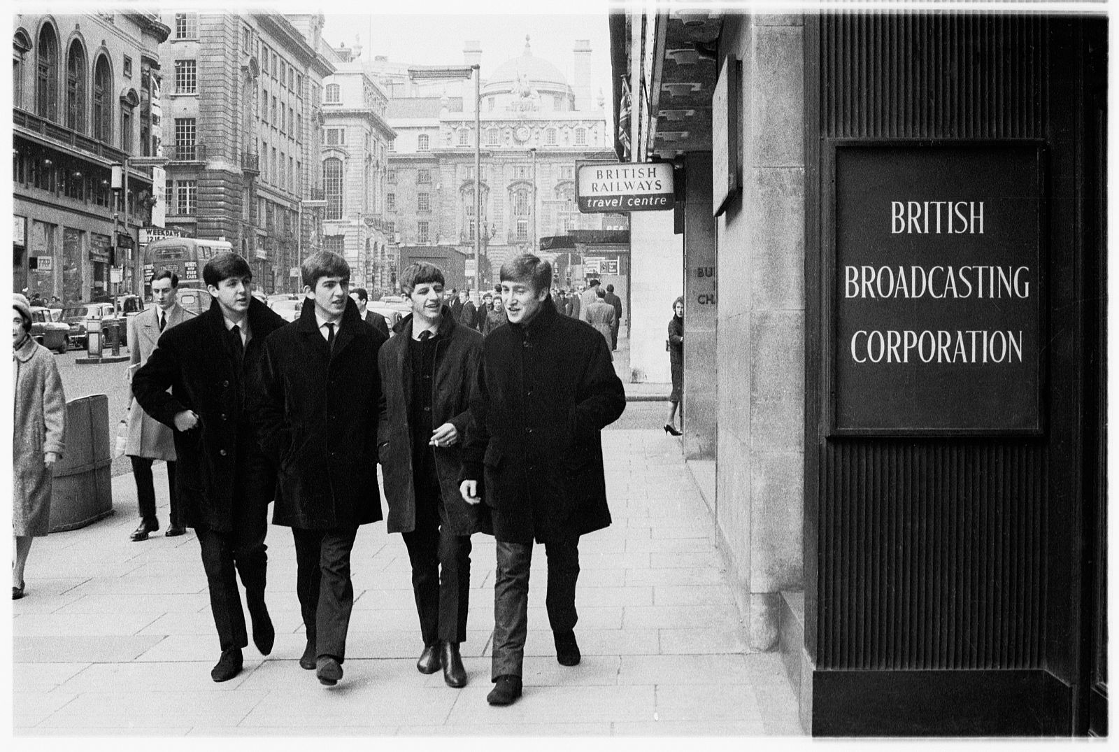 The Beatles junto a la sede de la BBC