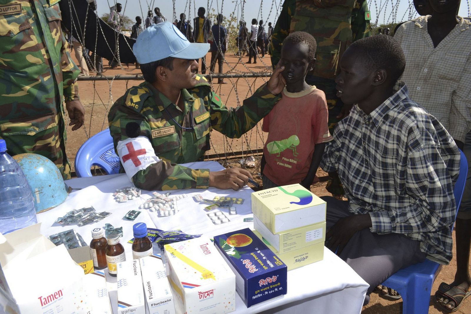 Médicos de la la UNMISS atienden a desplazados en la base a las afueras de Juba, en Sudán del Sur