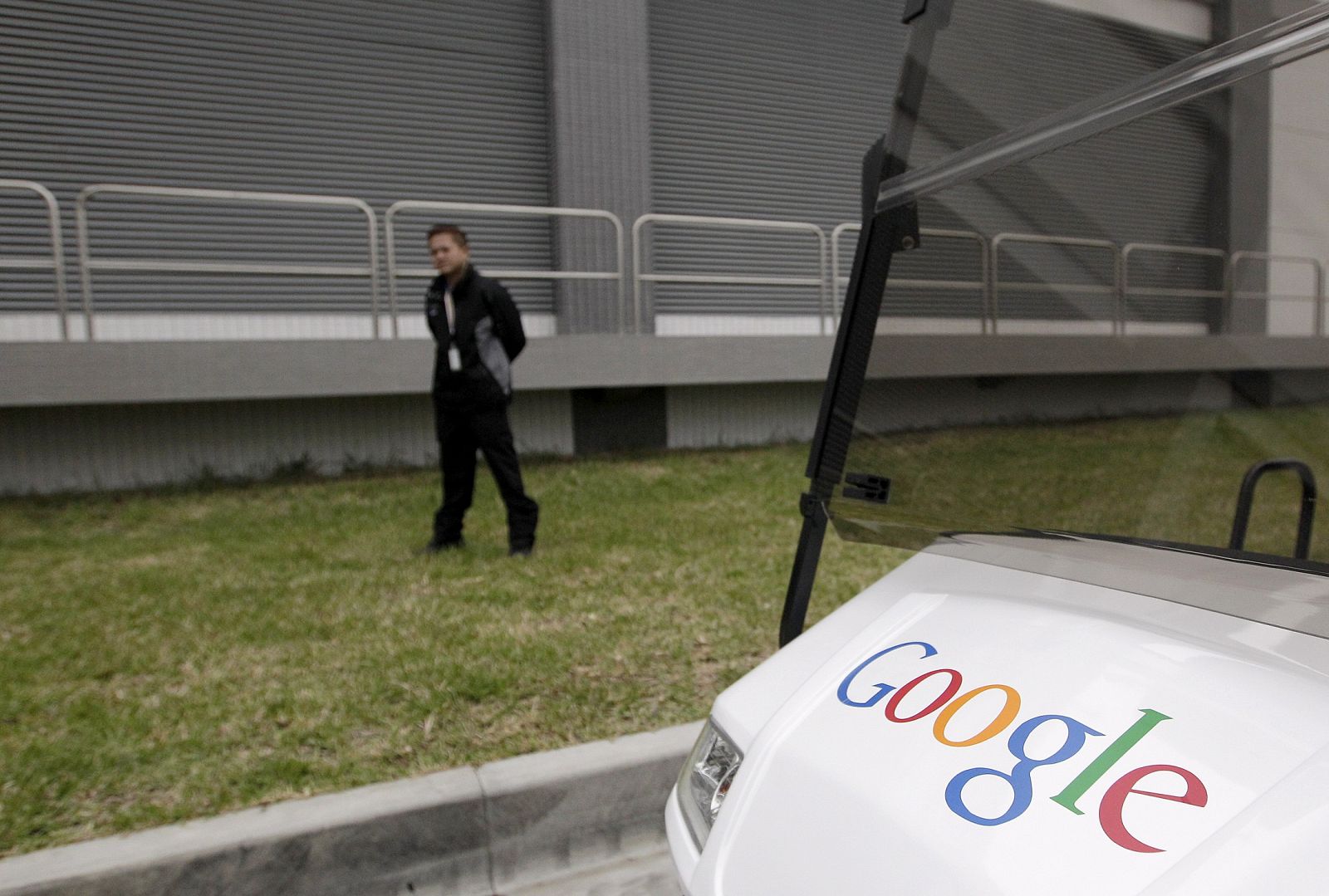 Un guarda de seguridad en el centro de datos de Google en Taiwan.