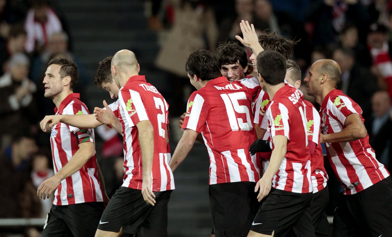 Los jugadores del Athletic de Bilbao felicitan al defensa Mikel San José por su gol.