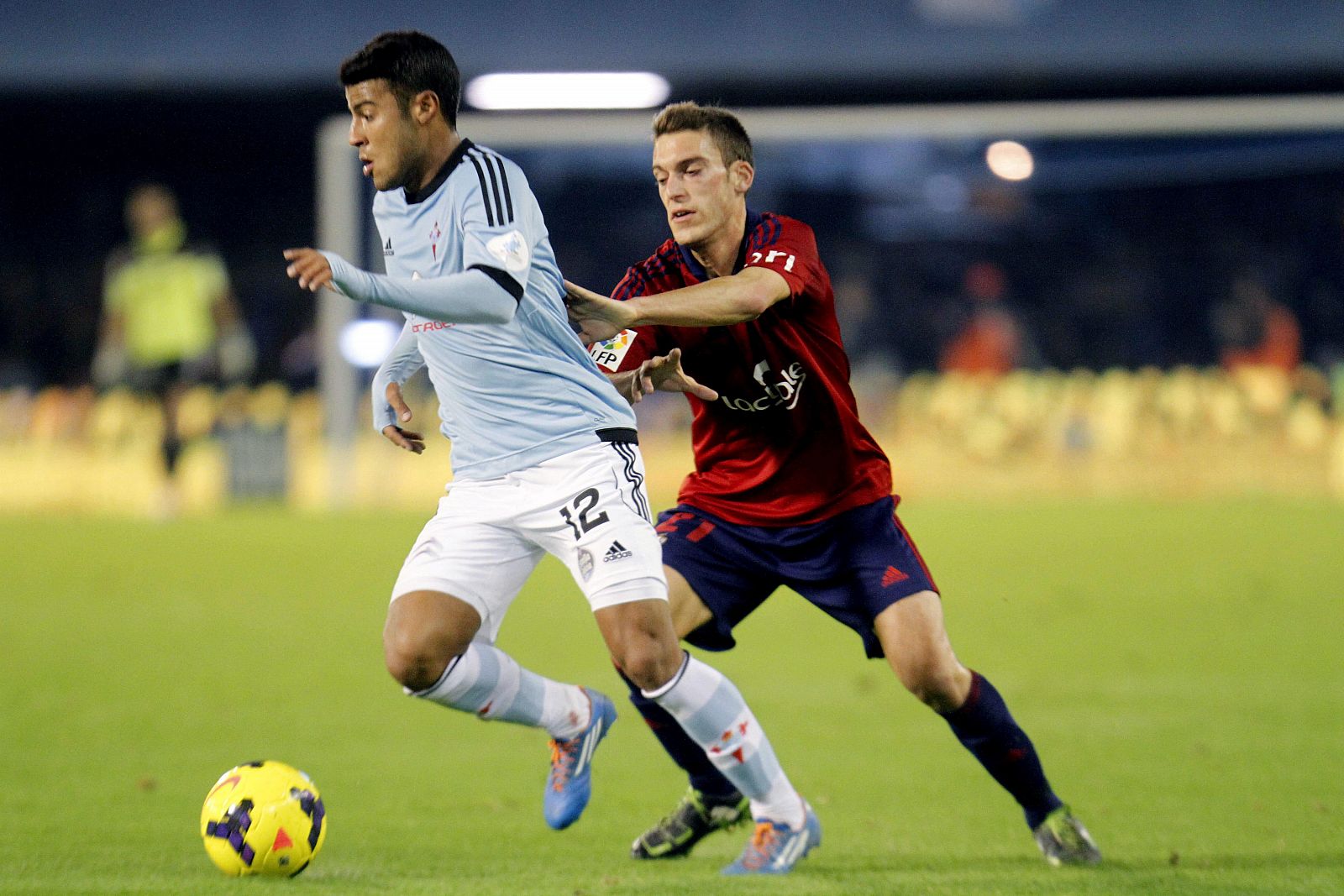 El centrocampista brasileño del Celta Rafinha (i) pugna por un balón con el centrocampista del Osasuna Roberto Torres (d)