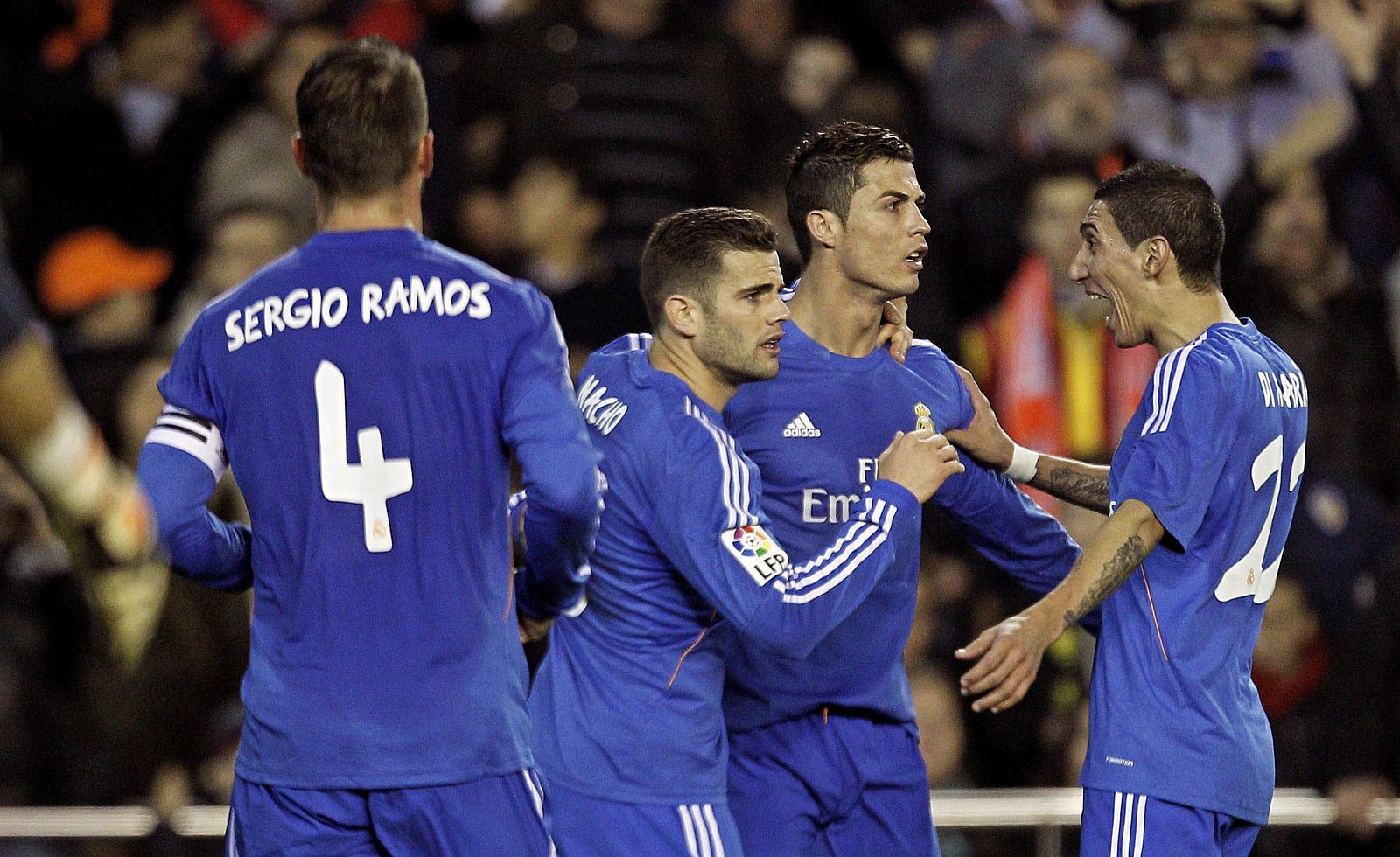 El delantero portugués del Real Madrid Cristiano Ronaldo (2d) celebra con sus compañeros tras marcar el segundo gol
