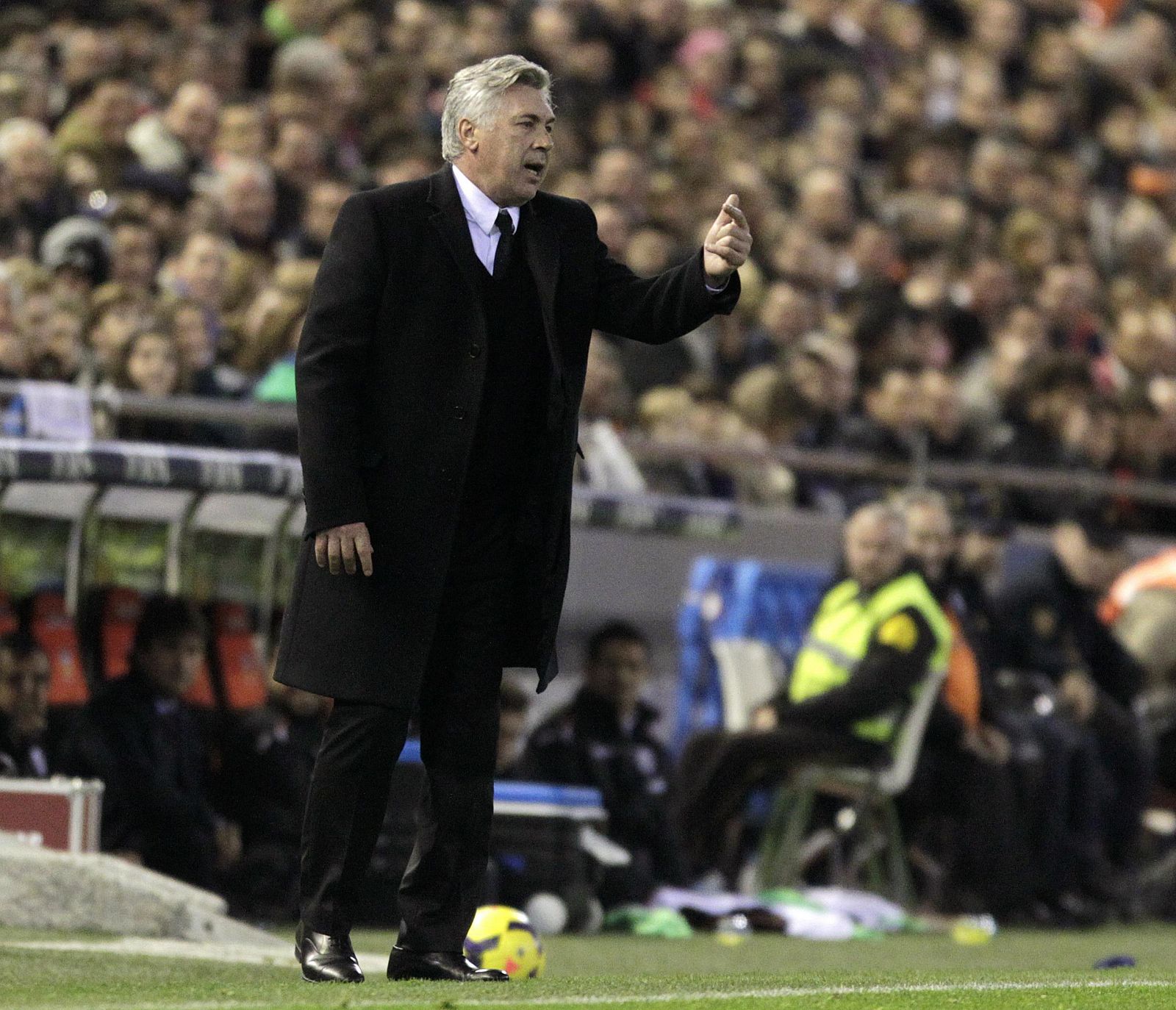 El técnico del Madrid, Carlo Ancelotti, da instrucciones a su equipo