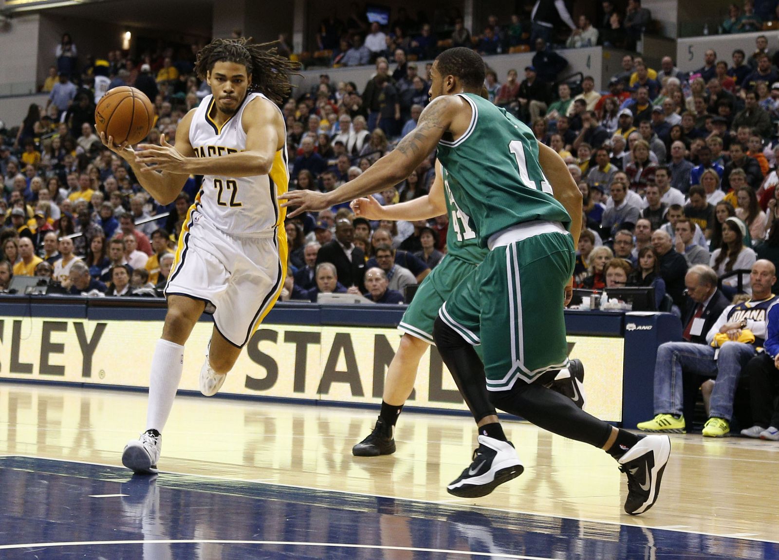 Chris Copeland trata de superar al defensor de los Boston Celtics Courtney Lee.