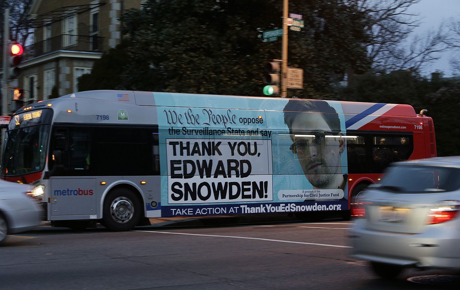 Cartel en un autobús de Washington en el que se da las gracias a Edward Snowden