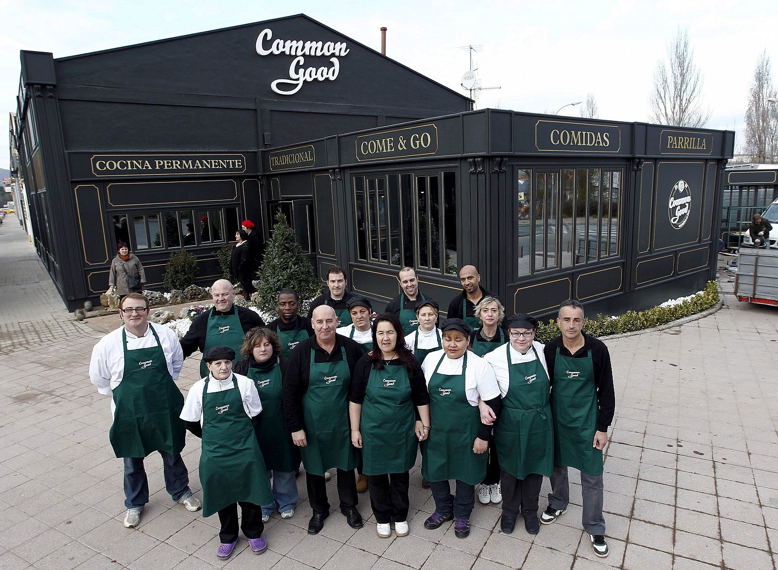 UN GRUPO DE PARADOS NAVARROS ABRE UN RESTAURANTE CON RACIONES A UN EURO