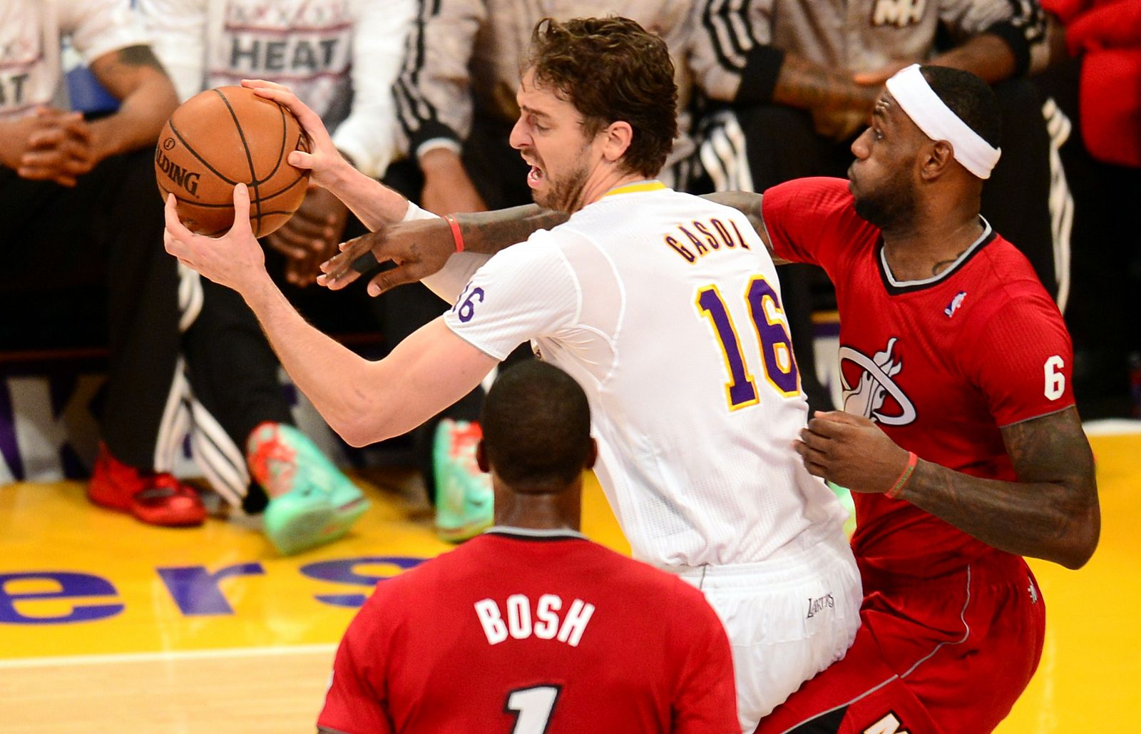 LeBron Jamos intenta robarle un balón al español Pau Gasol