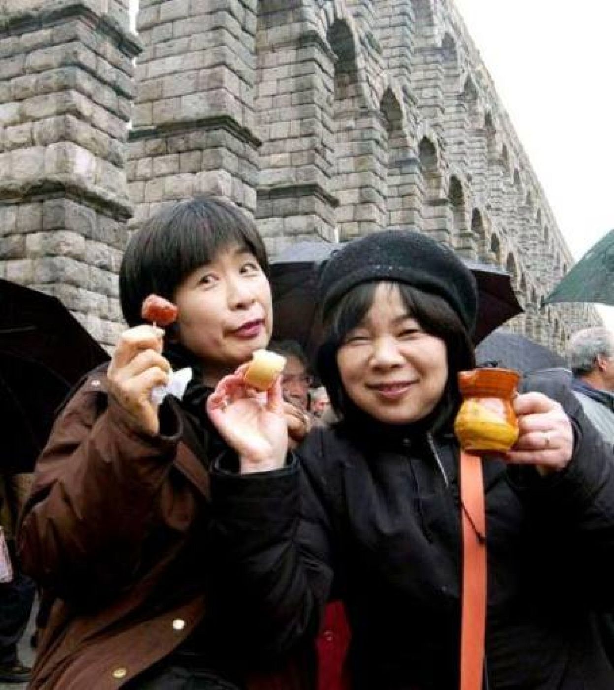 Dos turistas japonesas junto al Acueducto de Segovia