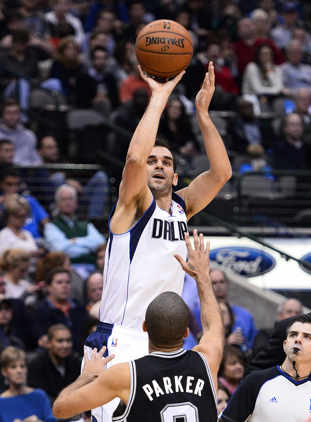 José Manuel Calderón lanza a canasta ante la oposición de Tony Parker