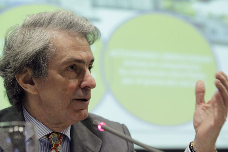 El presidente de Unesa, Eduardo Montes, durante su intervención en un desayuno informativo organizado en Madrid por la Asociación de Periodistas de Información Económica