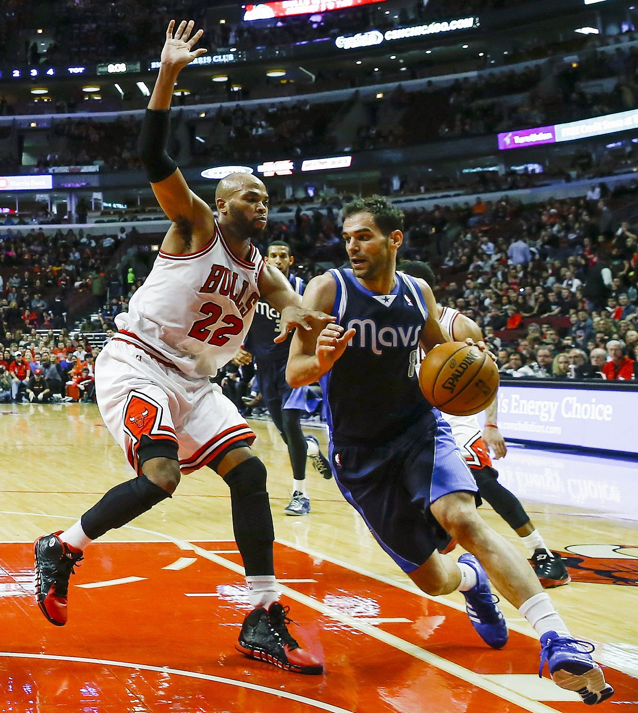 El base español de Dallas Mavericks, José Manuel Calderón, penetra a canasta ante la defensa del ala-pívot de Chicago Bulls, Taj Gibson