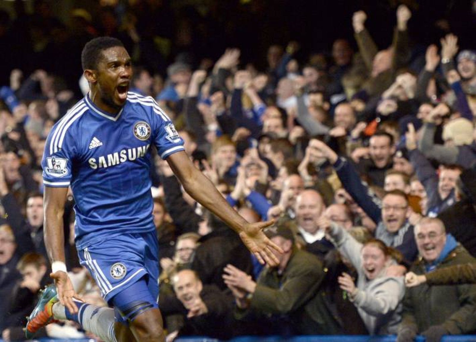 Samuel Eto'o celebra su gol contra el Liverpool.