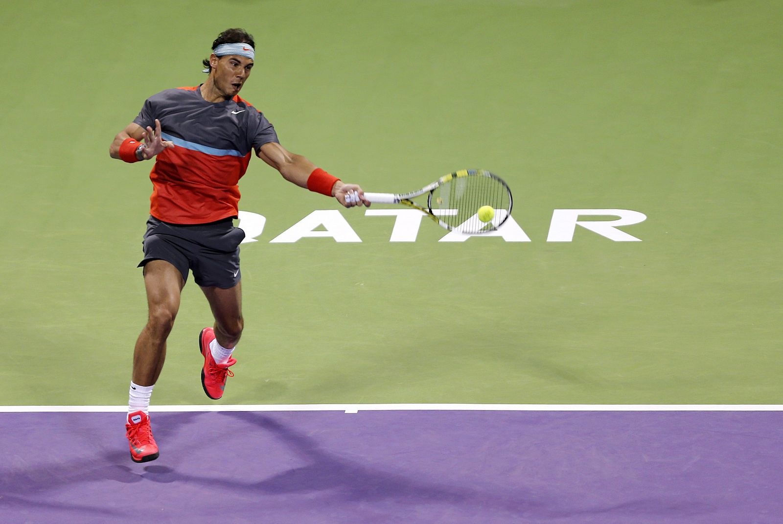 Rafa Nadal devuelve una bola al letón Gulbis durante el enfrentamiento.