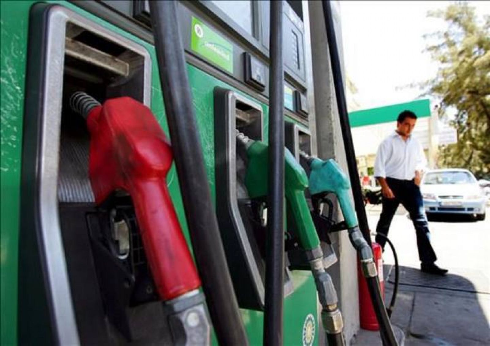 El abaratamiento de los precios de los carburantes ha incidido en la senda bajista de la inflación.