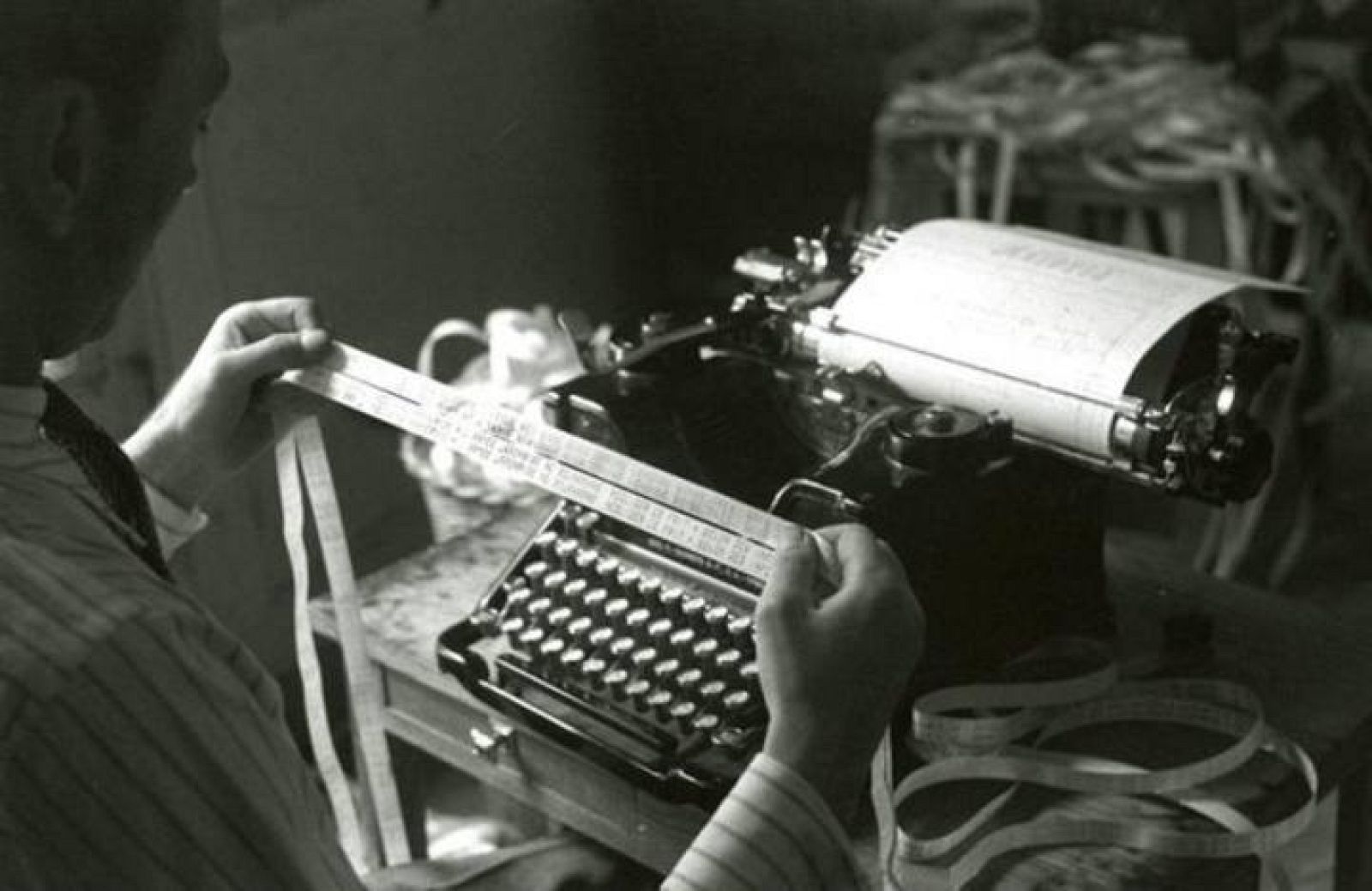 Los antiguos teletipos en una redacción de EFE en el extranjero