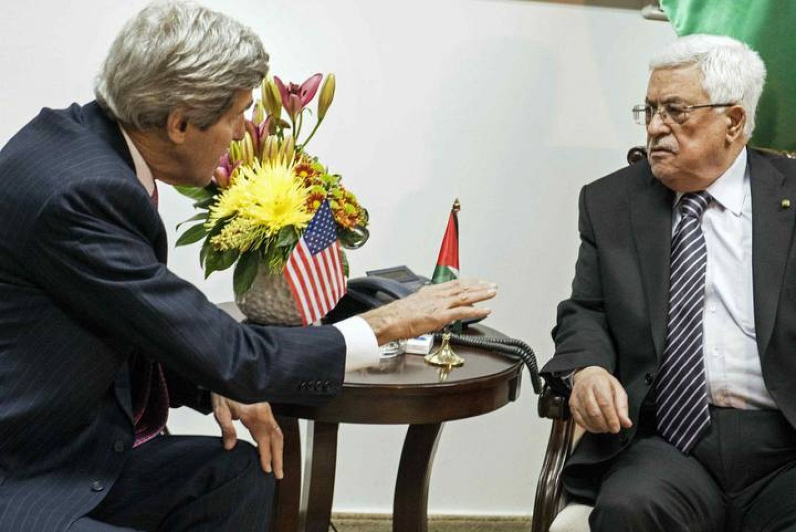  El secretario de Estado de EE.UU, John Kerry, durante su reunión con el presidente palestino, Mahmud Abás.