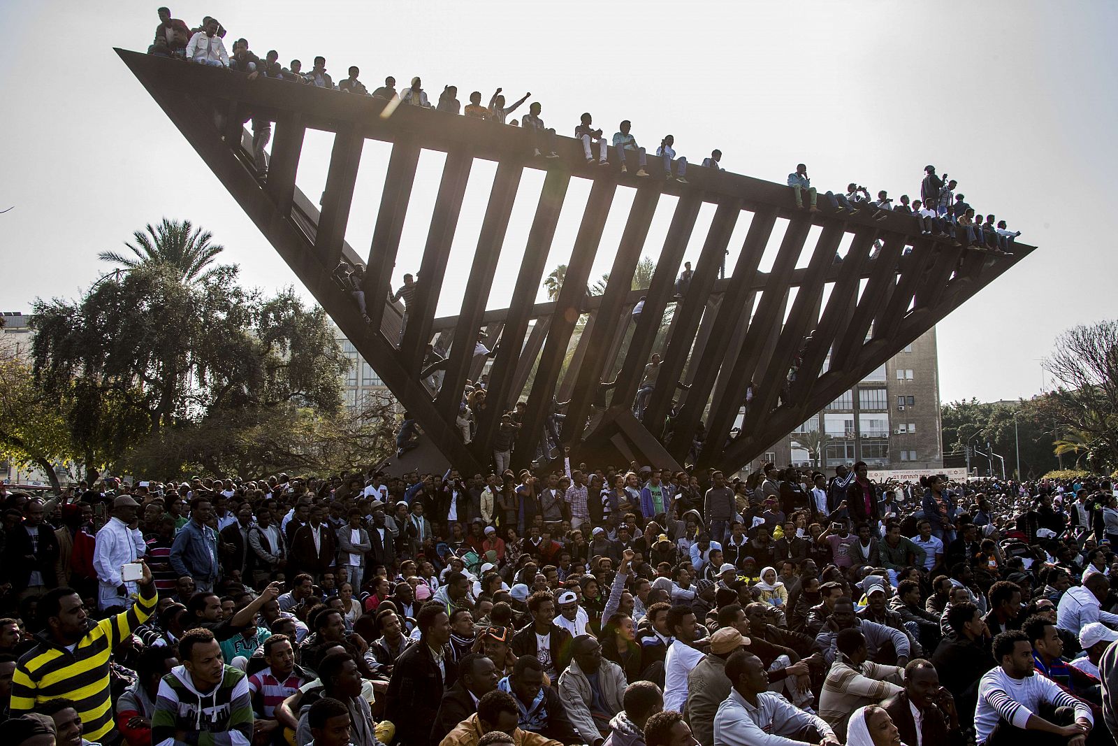 Miles de inmigrantes manifiestan en la Plaza Rabin de Tel Aviv