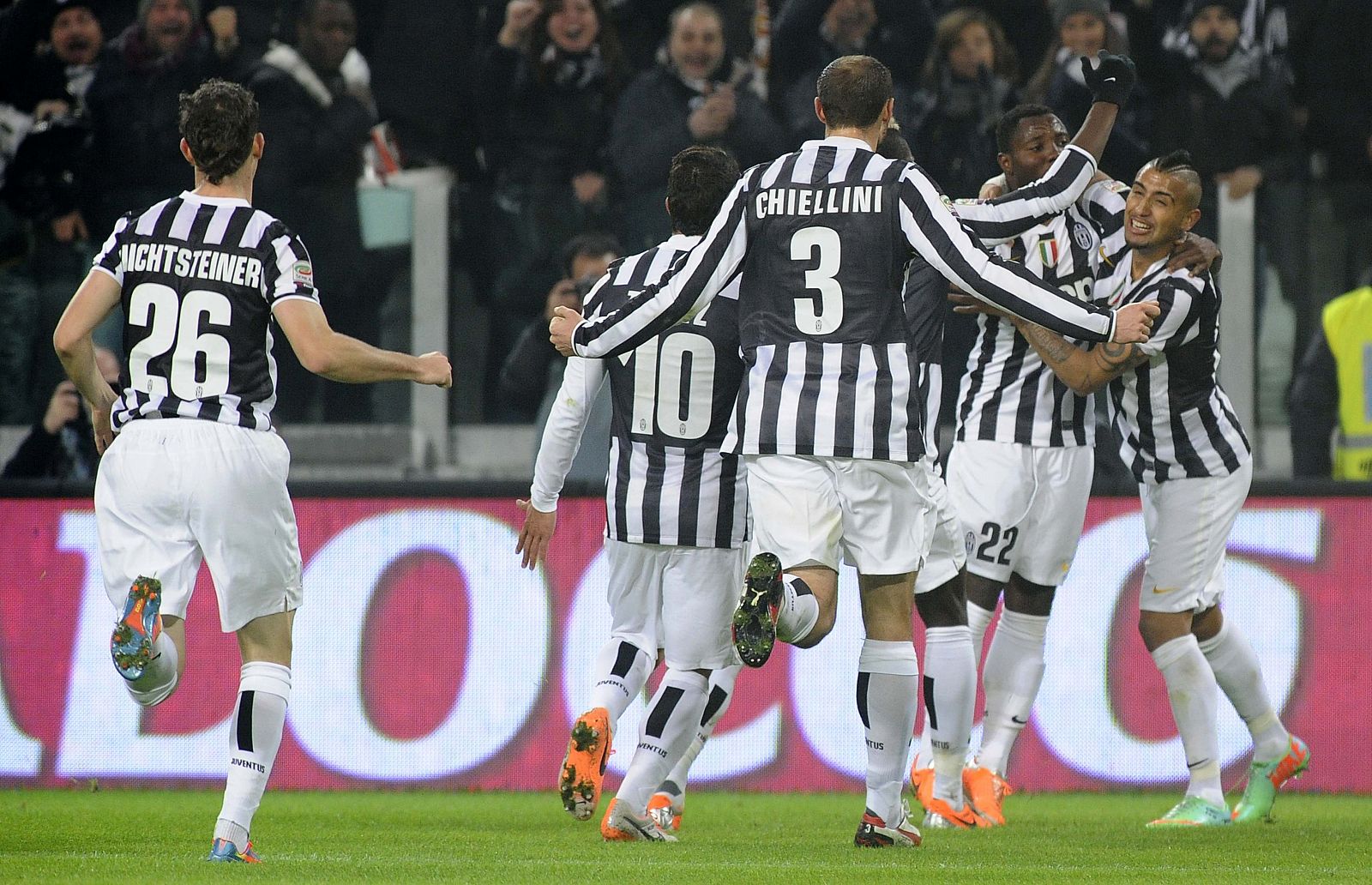 Arturo Vidal celebra con sus compañeros el primer gol.