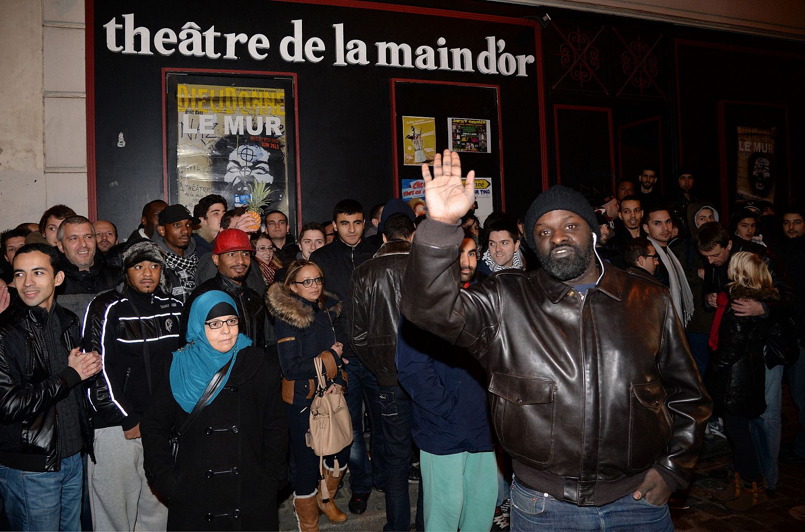 La gente se concentra junto al cómico francés Dieudonné para demostrarle su apoyo.