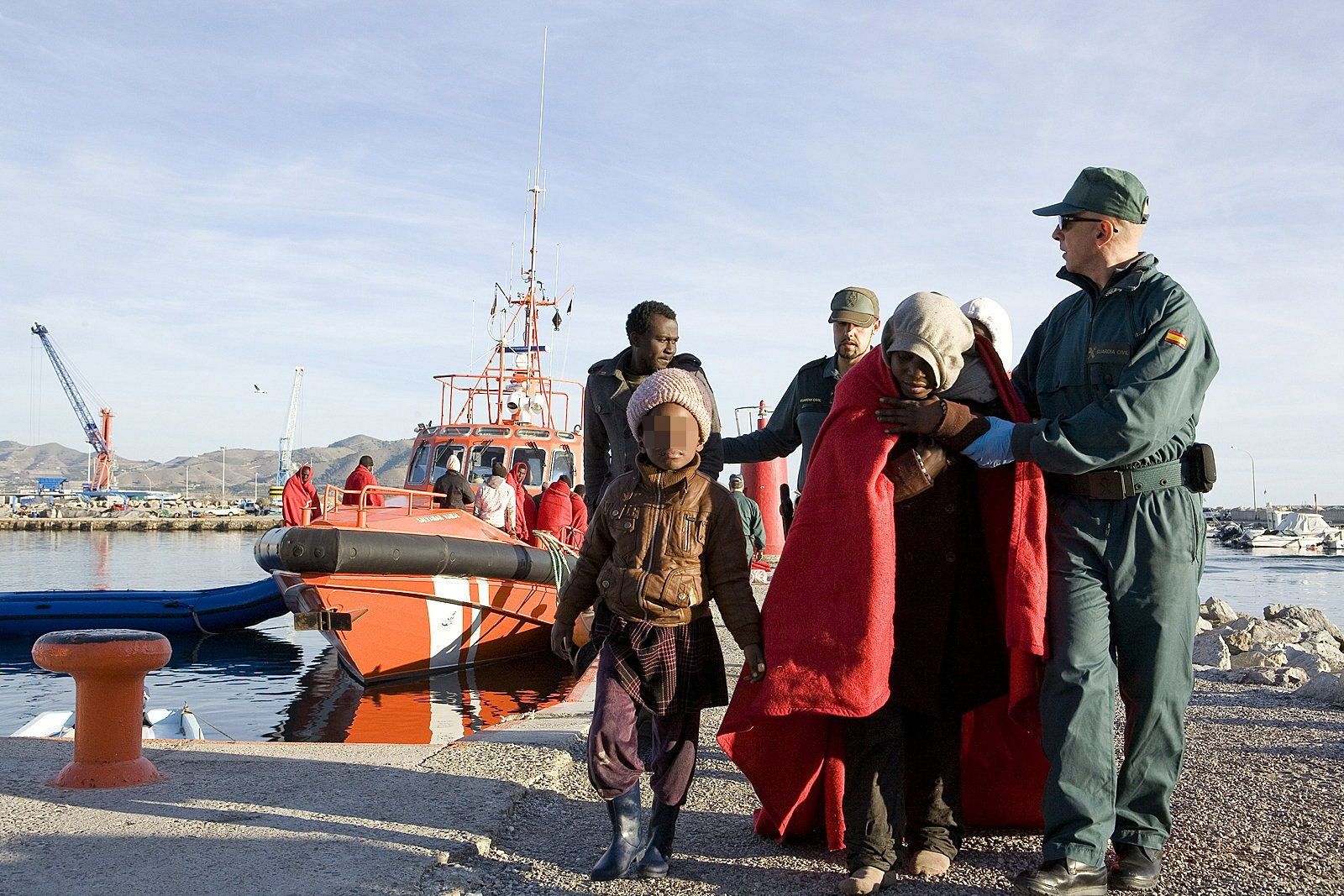 Varios de los 50 inmigrantes subsaharianos, a su llegada al puerto de Motril.