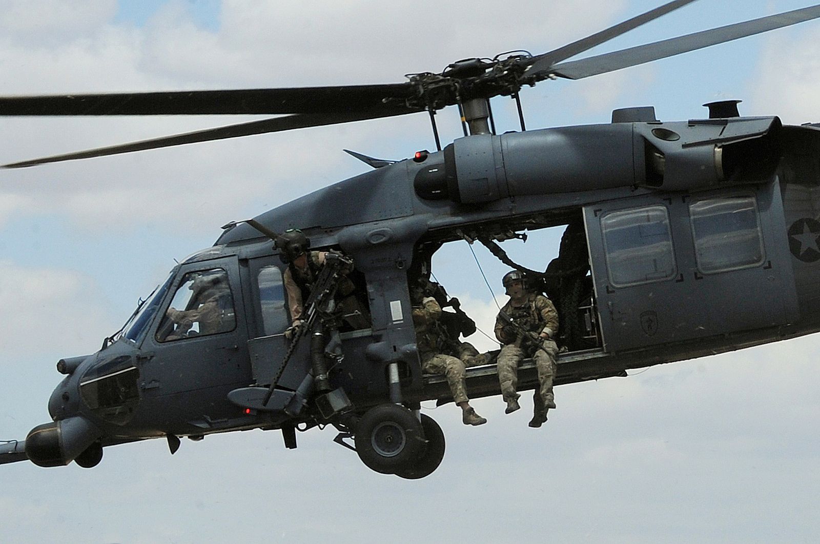 Fotografía de archivo del 21 de abril de 2010 donde se ve el helicóptero Black Hawk estadounidense en una operación en Arizona.