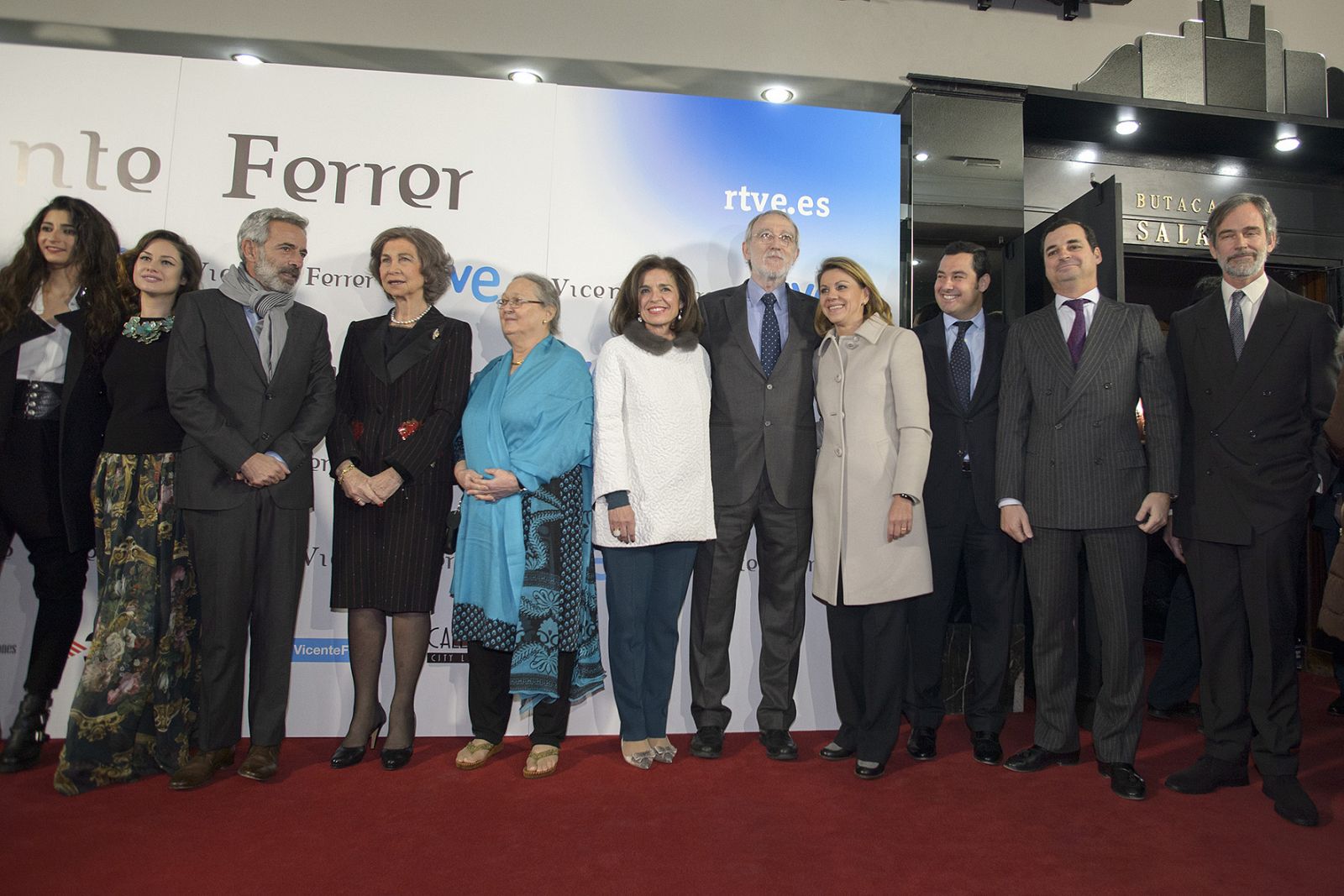 Alba Flores, Aída Folch, Imanol Arias, la Reina Sofía, Anna Ferrer, Ana Botella, Jordi Folgado Ferrer, director general de la Fundación Vicente Ferrer, Mª Dolores de Cospedal, Juan Manuel Moreno, secretario de Estado de Servicios Sociales e Igualdad, Leopoldo González- Echenique, presidente de RTVE, y Agustín Crespi, director de la tv movie.