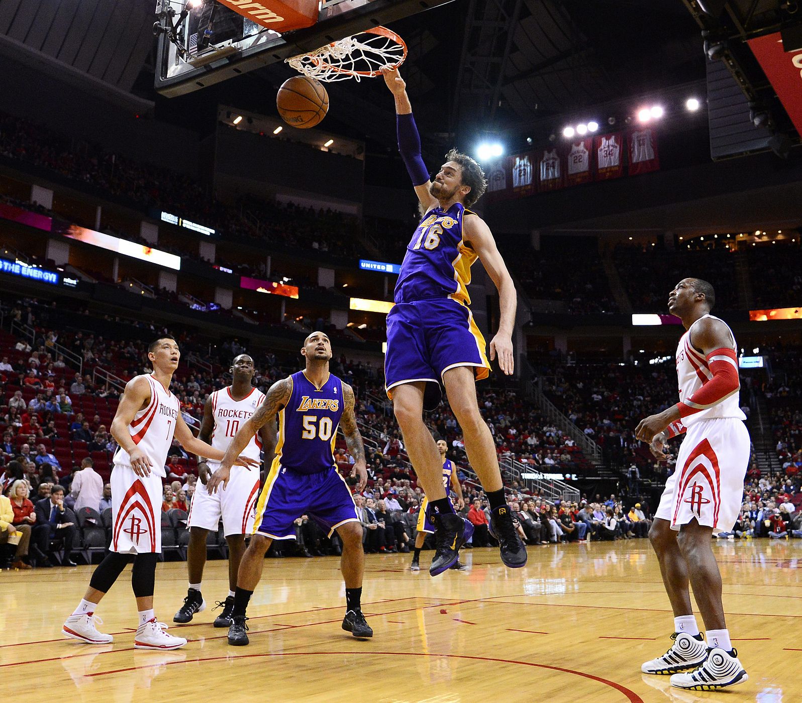 El español Pau Gasol de los Lakers encesta ante los Rockets.