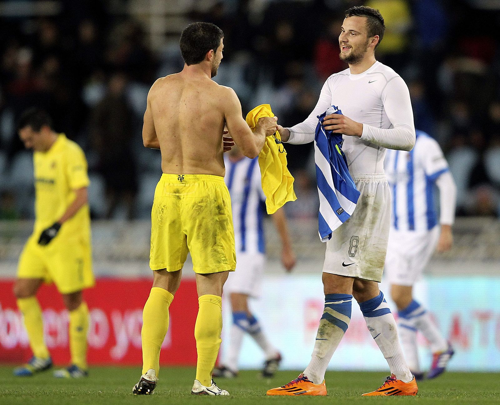 Haris Seferovic (d) cambia la camiseta con el defensa esloveno del Villarreal Bojan Jokic (i).