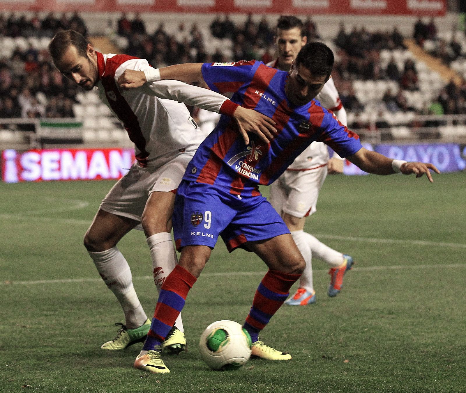 Alejandro Gálvez (i) lucha el balón con Ángel Rodríguez.