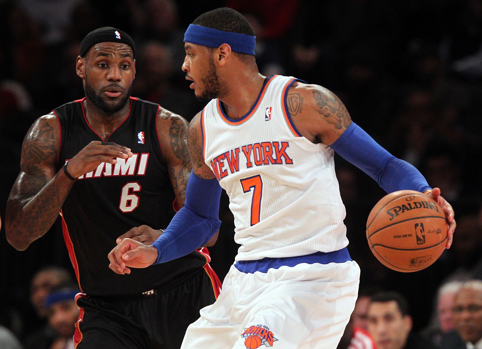 Carmelo Anthony trata de superar a Lebron James durante el partido.