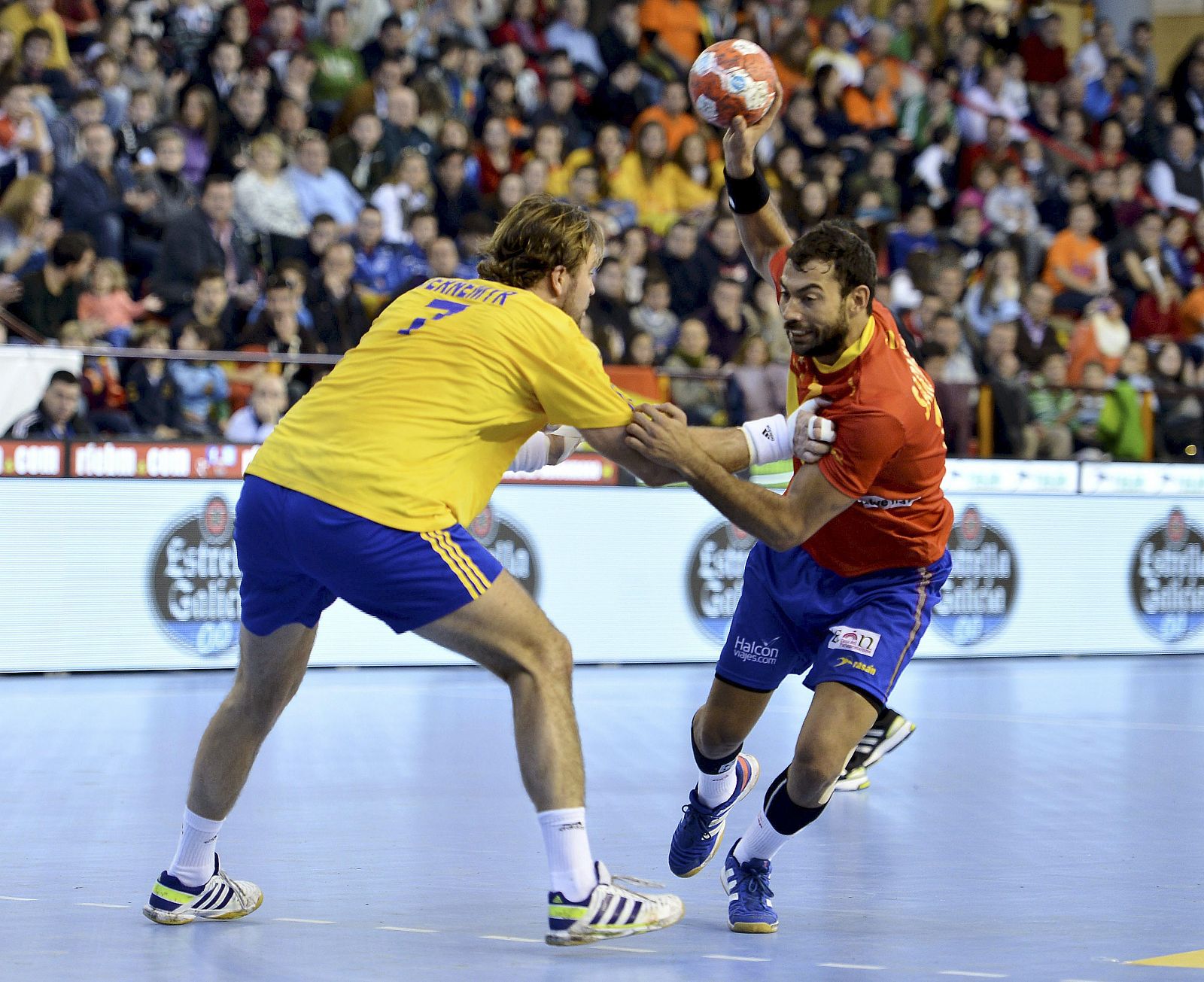 El jugador de España Daniel Sarmiento (d) intenta superar a Magnus Jermemyr.