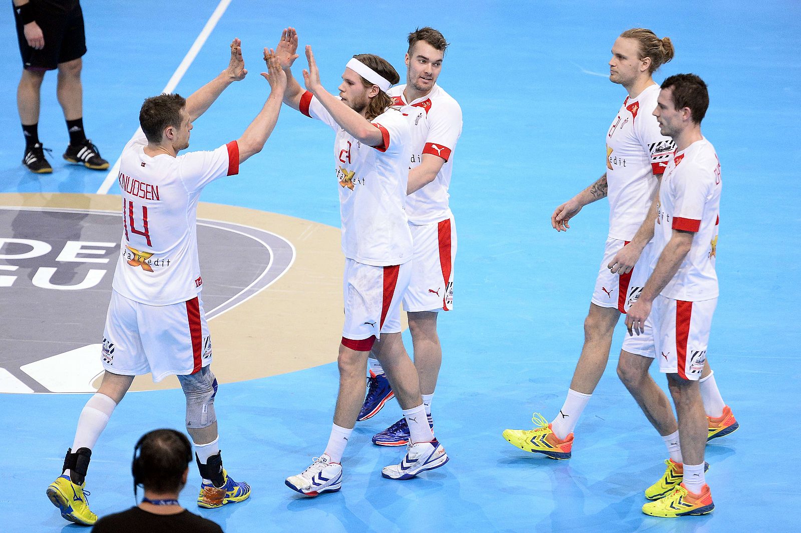 Los jugadores de Dinamarca se felicitan tras un partido amistoso.