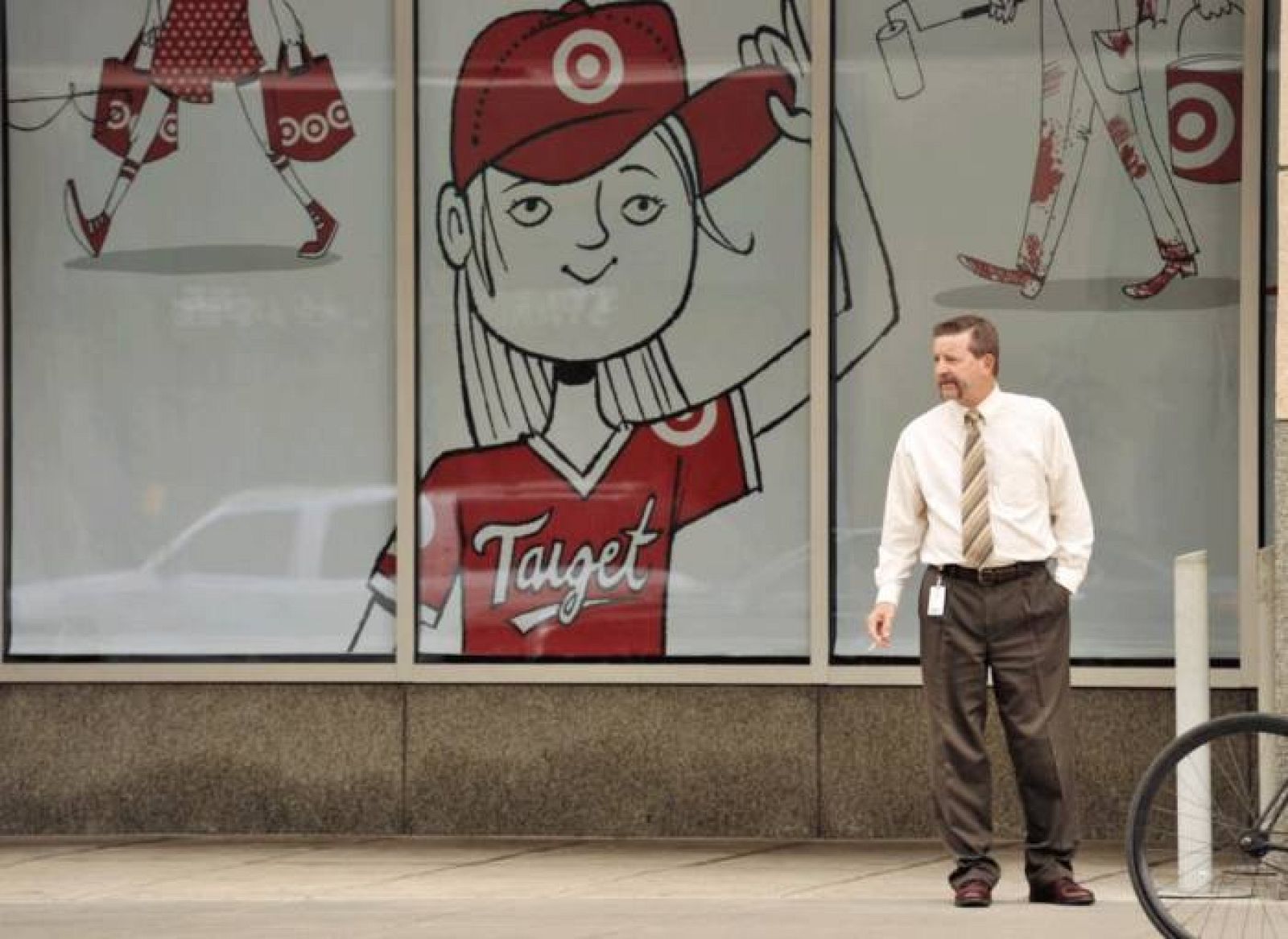 Un empleado de Target en las afueras de una de las tiendas en EE.UU.