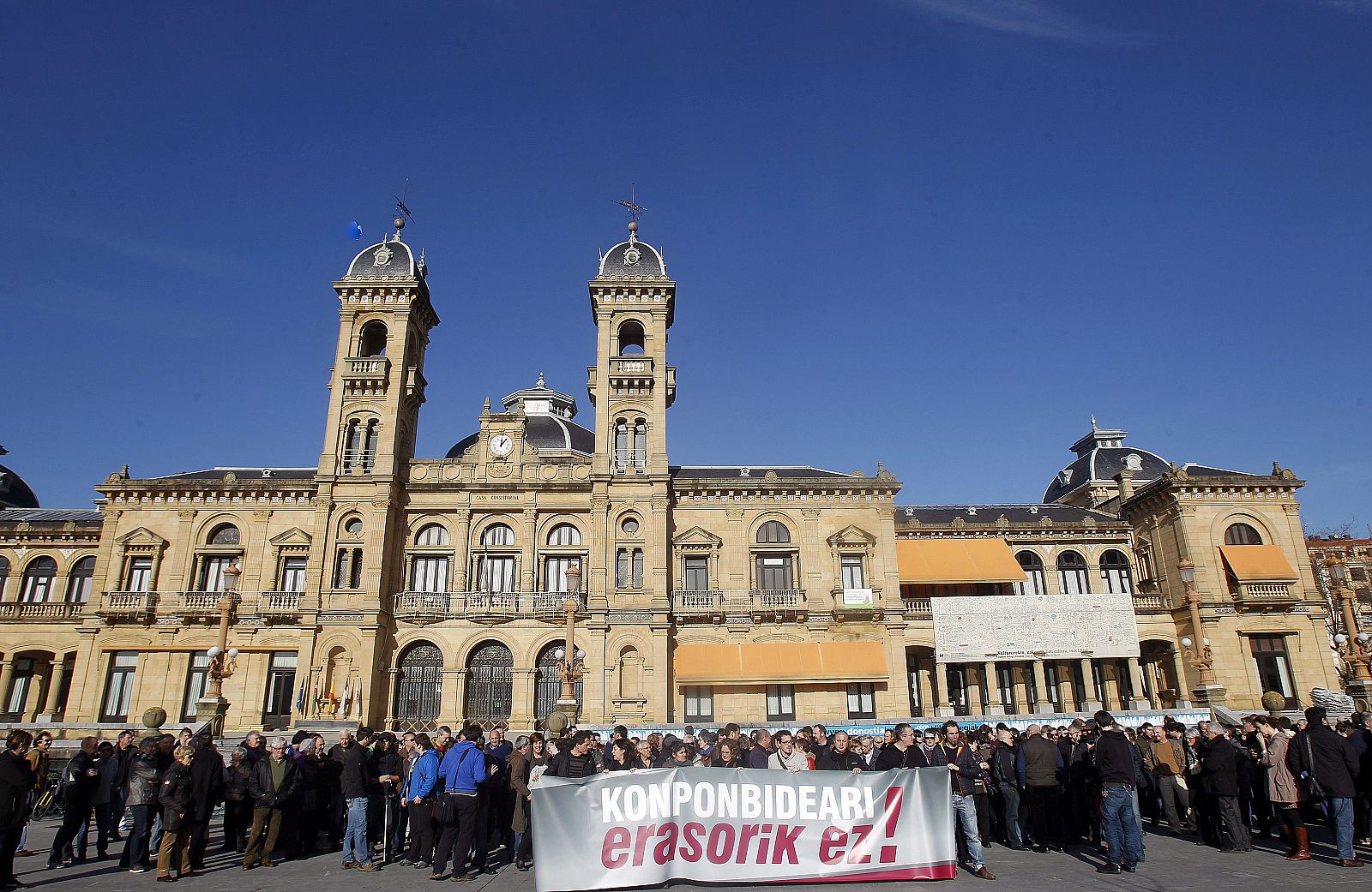 LAS MÁXIMAS AUTORIDADES DE GIPUZKOA PROTESTAN CONTRA LA OPERACIÓN POLICIAL