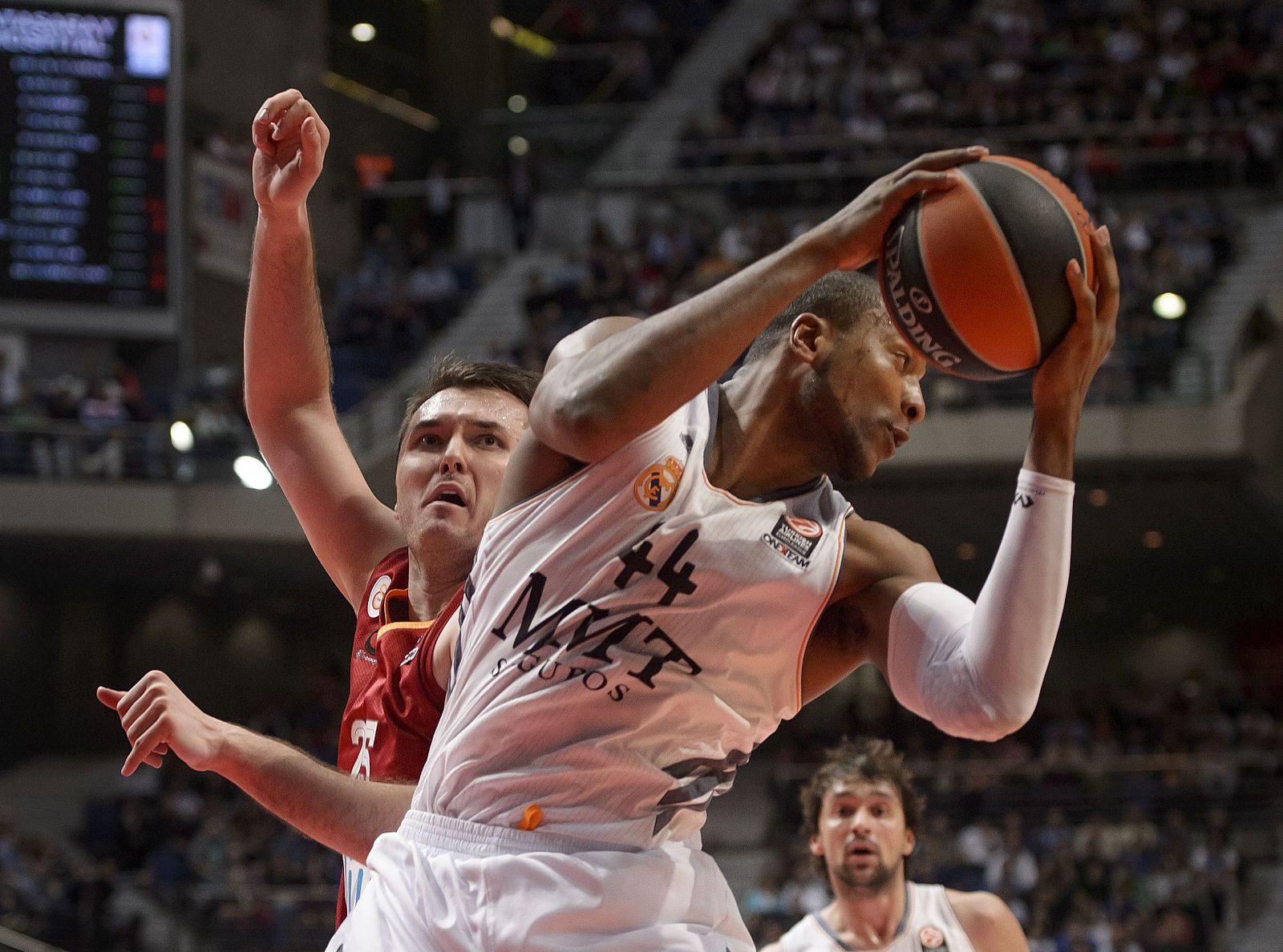 Slaughter atrapa un rebote ante la presión de Milan Macvan.