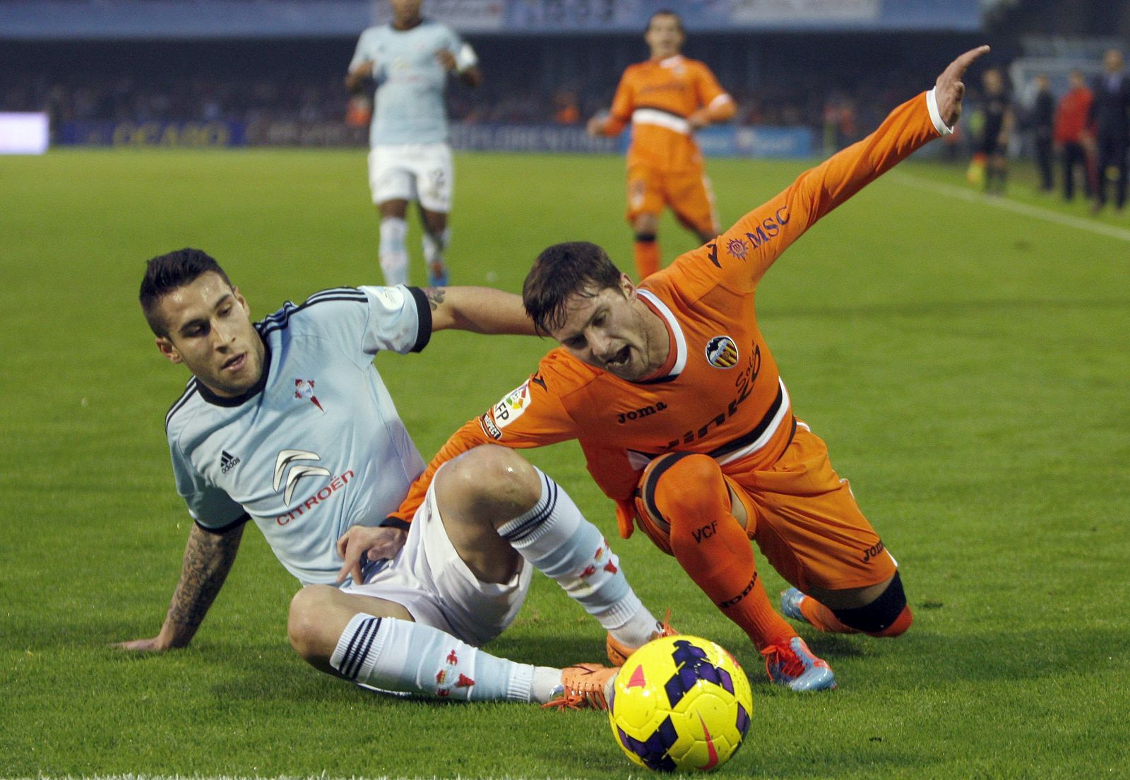 El defensa del Celta de Vigo Hugo Mallo (i) y el delantero argentino del Valencia Pablo Piatti luchan por el balón