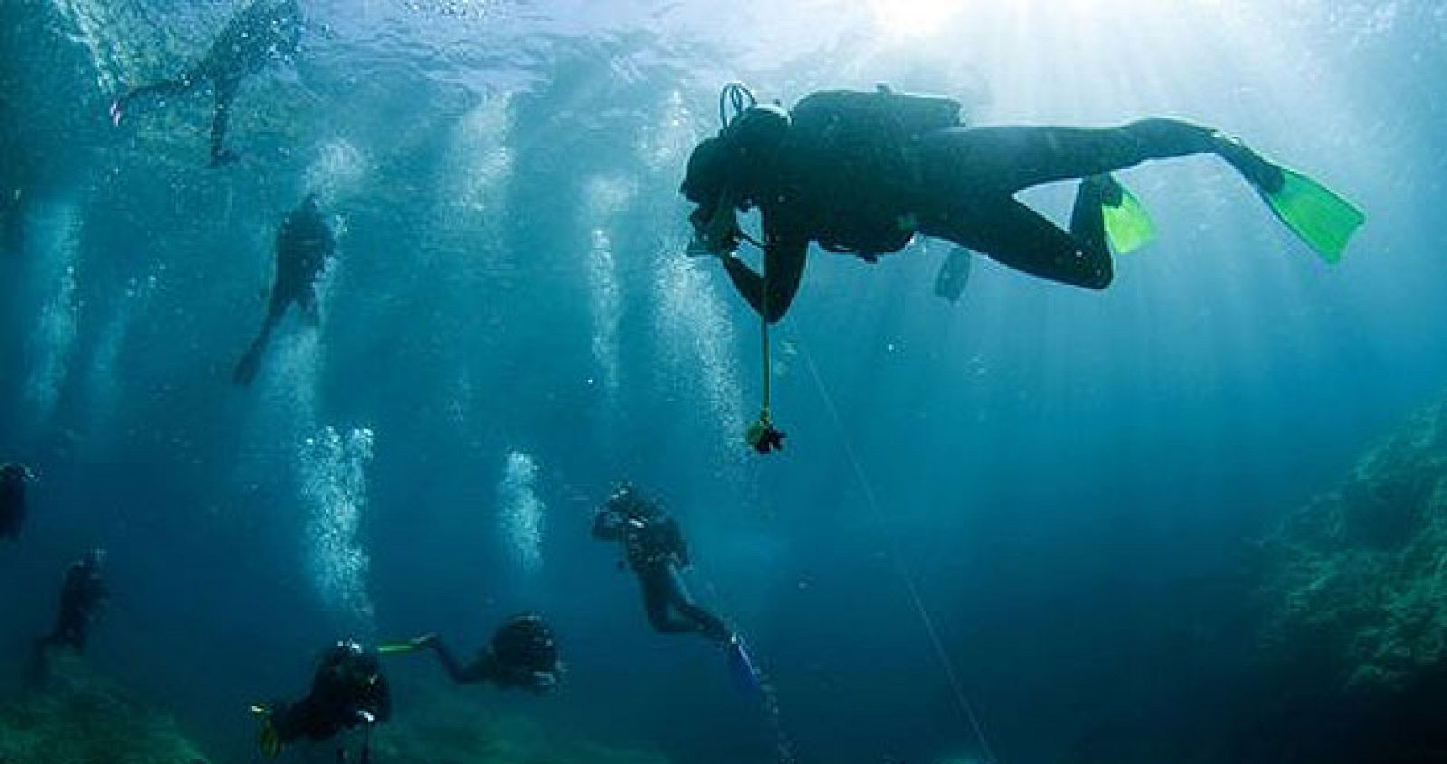 Un grupo de buceadores se sumergen en Grecia