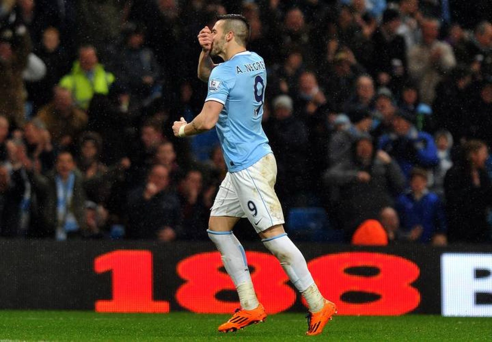 Negredo celebra el segundo tanto del City contra el Newcastle.
