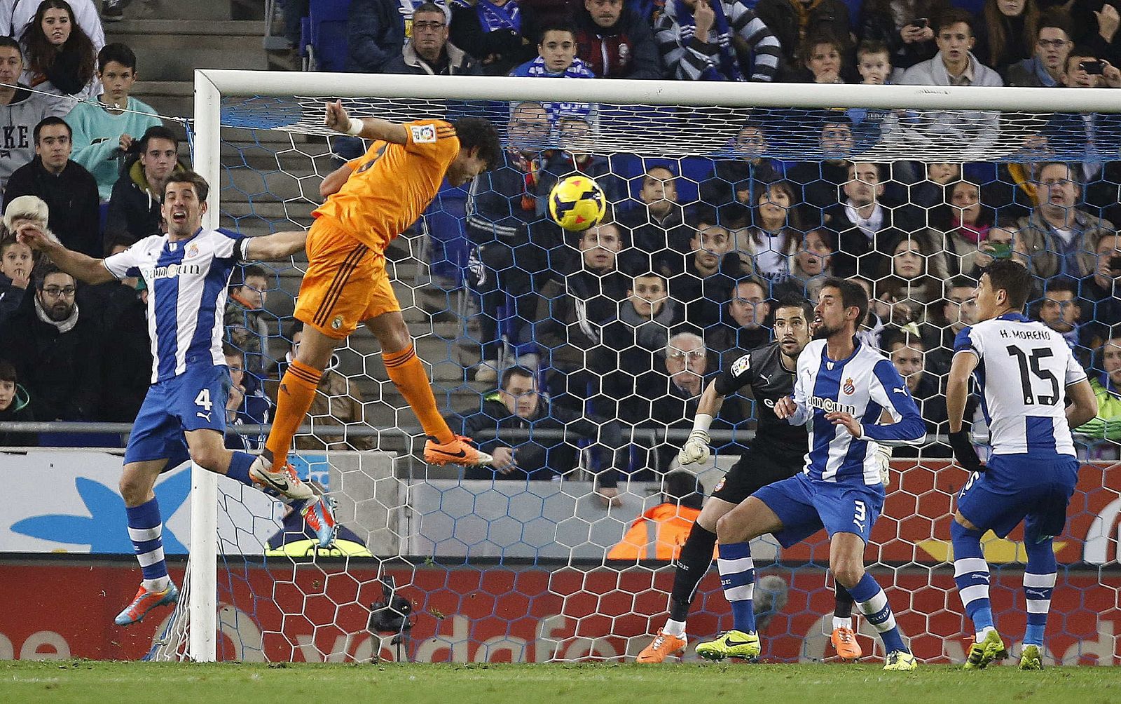 Pepe remata a gol, lejos de los dominios de Casilla.