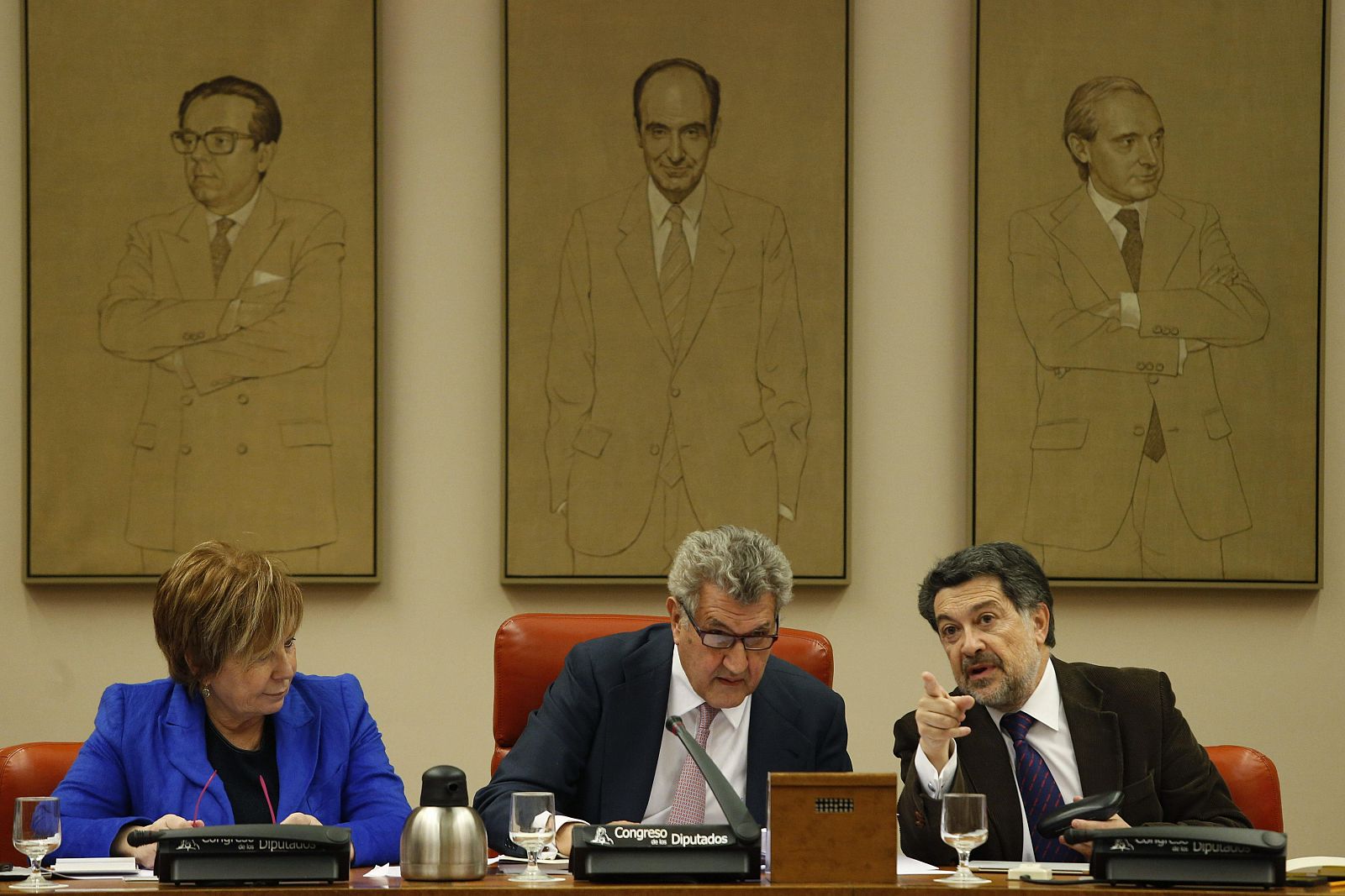 El presidente del Congreso, Jesús Posada, Celia Villalobos y Jaime Barrero poco antes de comenzar la Diputación Permanente de esta tarde en la Cámara baja.