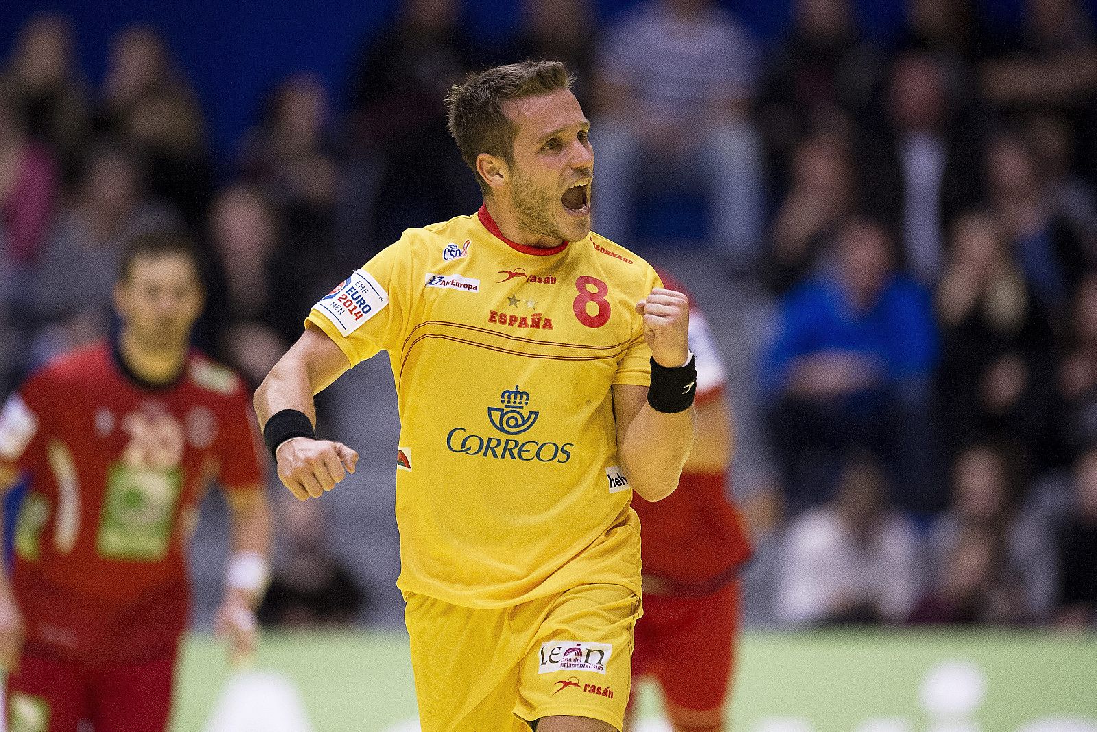 El jugador de España Victor Tomas (c) celebra un gol ante Noruega