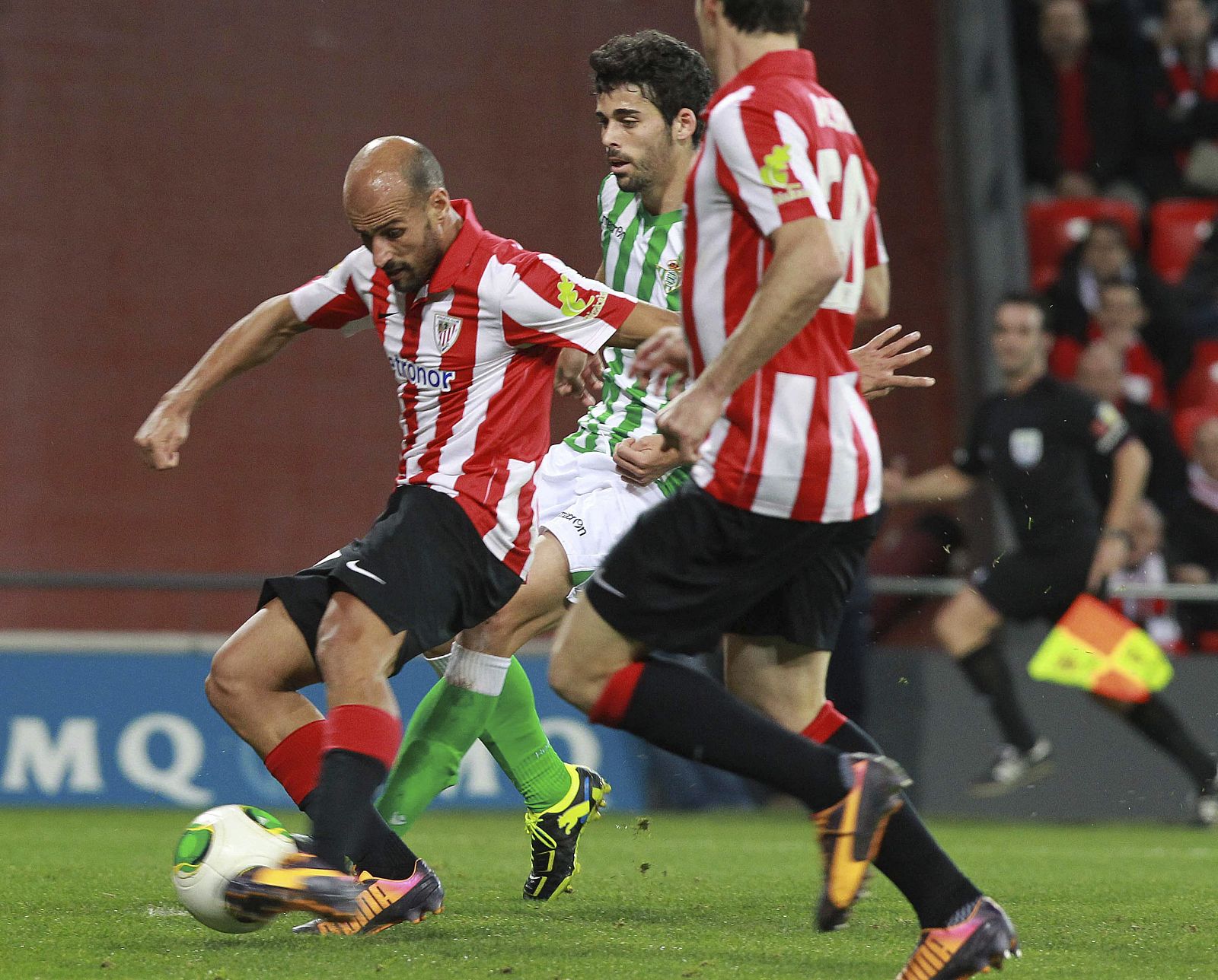 El centrocampista del Athletic Club de Bilbao Mikel Rico controla el balón antes de conseguir el primer gol de su equipo contra el Betis.