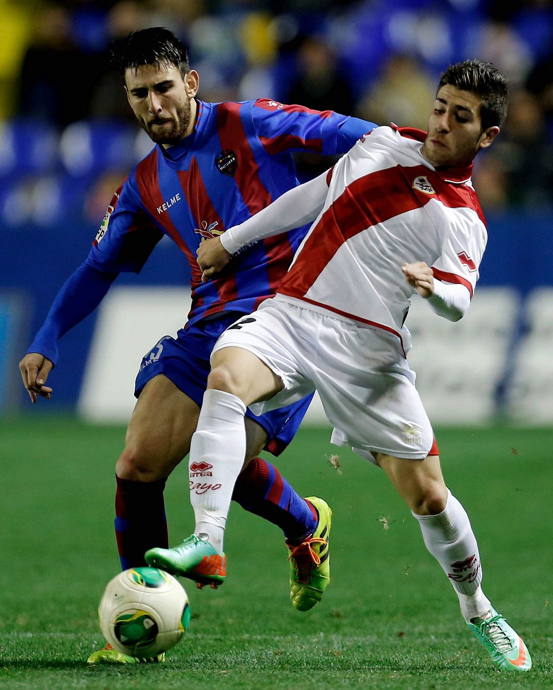 El defensa griego del Levante Nikos Karabelas lucha el balón con Adrián Embarda, del Rayo Vallecano.