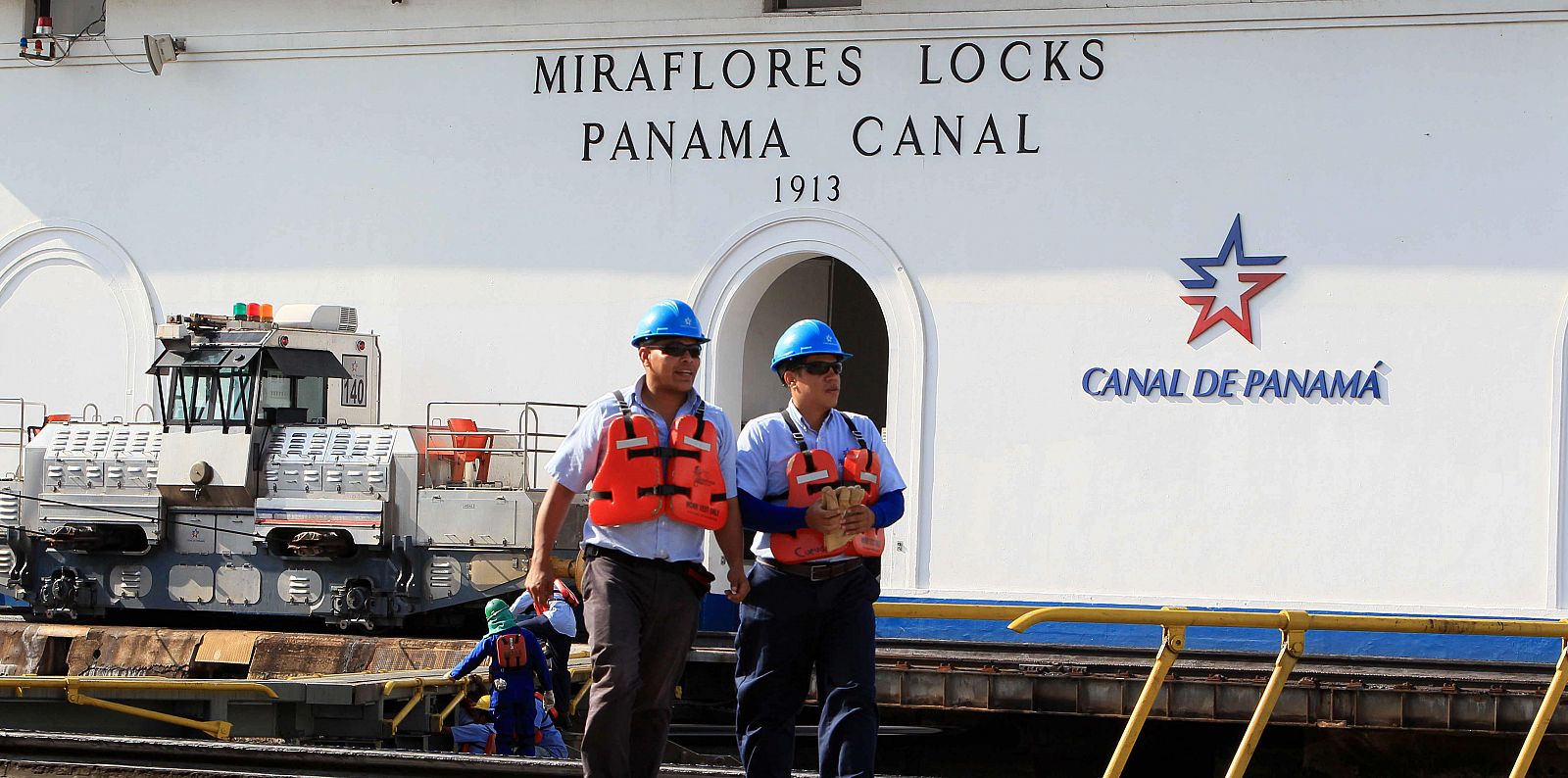 Dos hombres trabajan en la esclusa de Miraflores en el Canal de Panamá