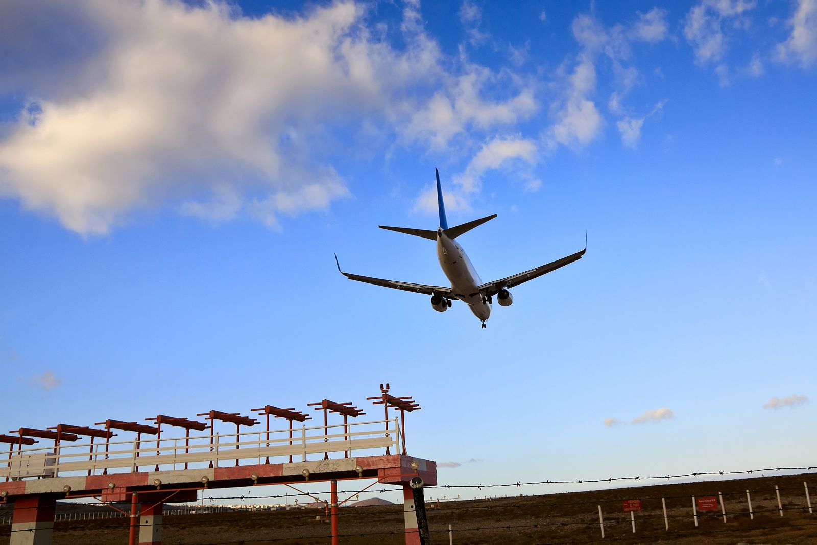 Un avión aterriza en el aeropuerto de Tenerife