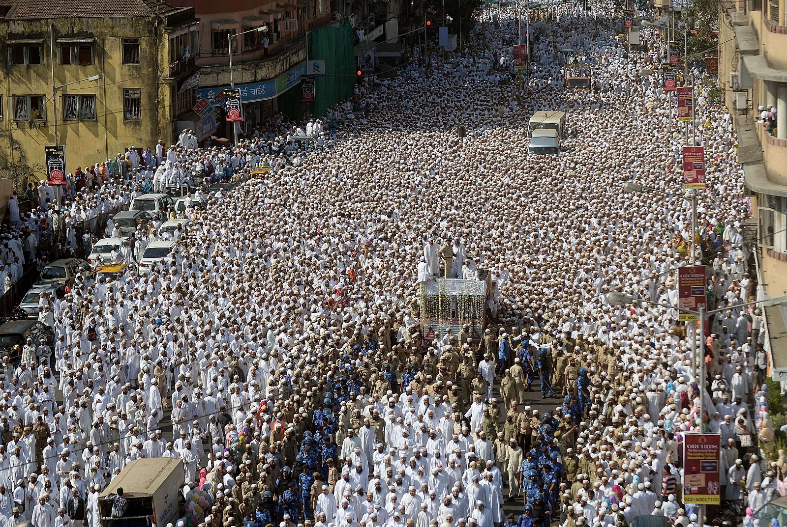 Cortejo fúnebre del líder espiritual musulmán en Bombay, Syedna Mohamed Burhanuddin